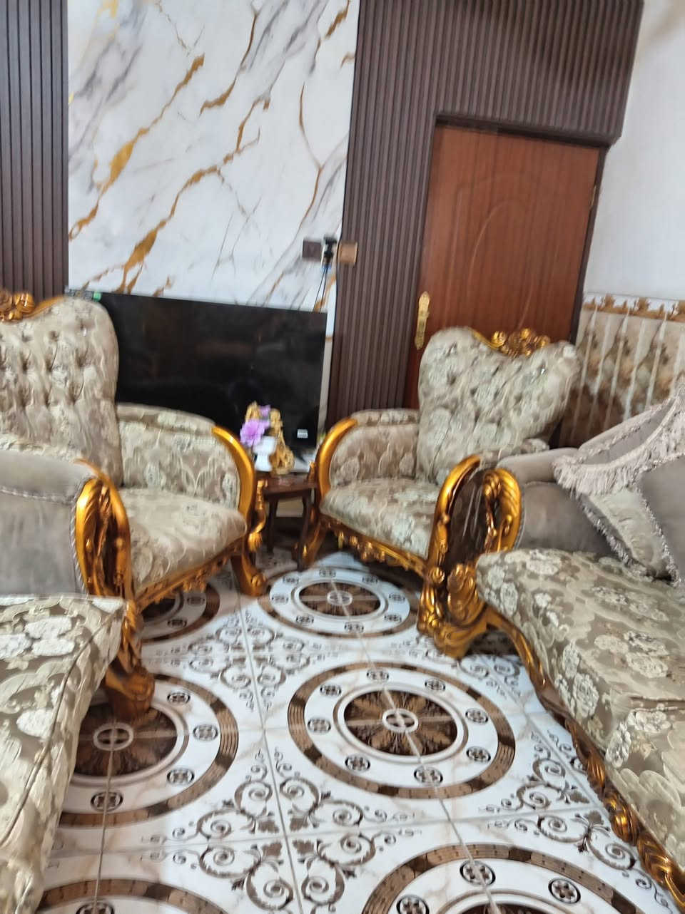 تخم ١٠مقعد مع طبله وسطيه ماكو اي ضرر لبيع تصال على الرقم *********** اي
