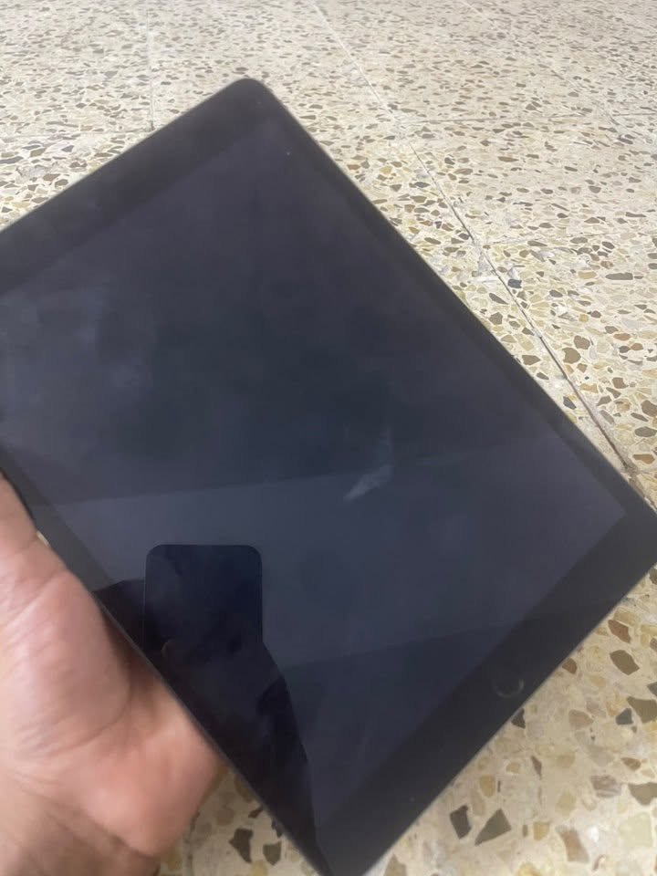 السلام عليكم
ايباد 9 بلادي شرط 
بي اثر خفيف بلشاشه ما ماثر عللمس مثل ما موضح بلصوره 
سعر 245
واتساب ***********
