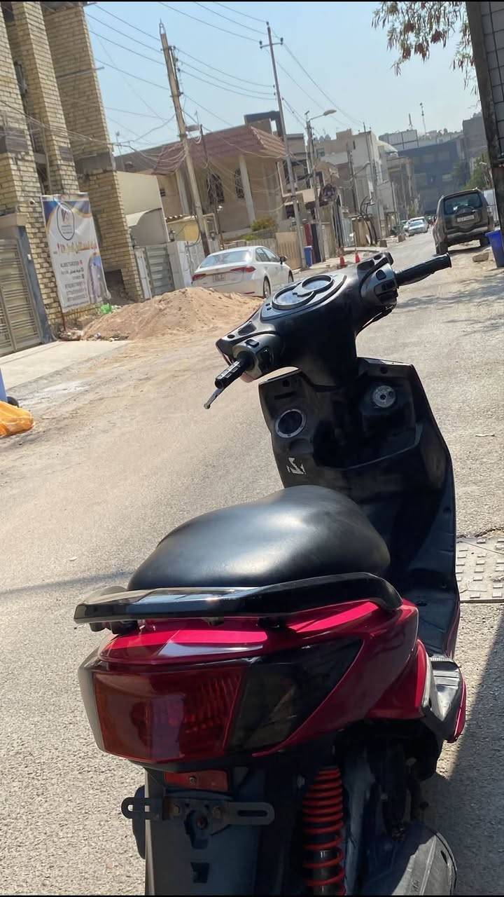 سلام عليكم سكنس فحل لونه كرزي🍒 بيها كابربتر رياضي مكينه مزود 58 شلعه معدل  بيه روله مال رمبه اصليه  كهربائيات كلها شغاله بيها لايت زنون  سكن كلوب رماش عالي بس ناصي من دكمه واير مشلوع دراجه خير من الله نكره سلف قفل ستيرن جنطه بيها محترك بس دشبول. دشبول محتركك سعره 900 بيها مجال دراجه مكفوله او مراوس اب جبلي كون نضيفه ما مفتوحه مكاني بغداد المنصور +***********
