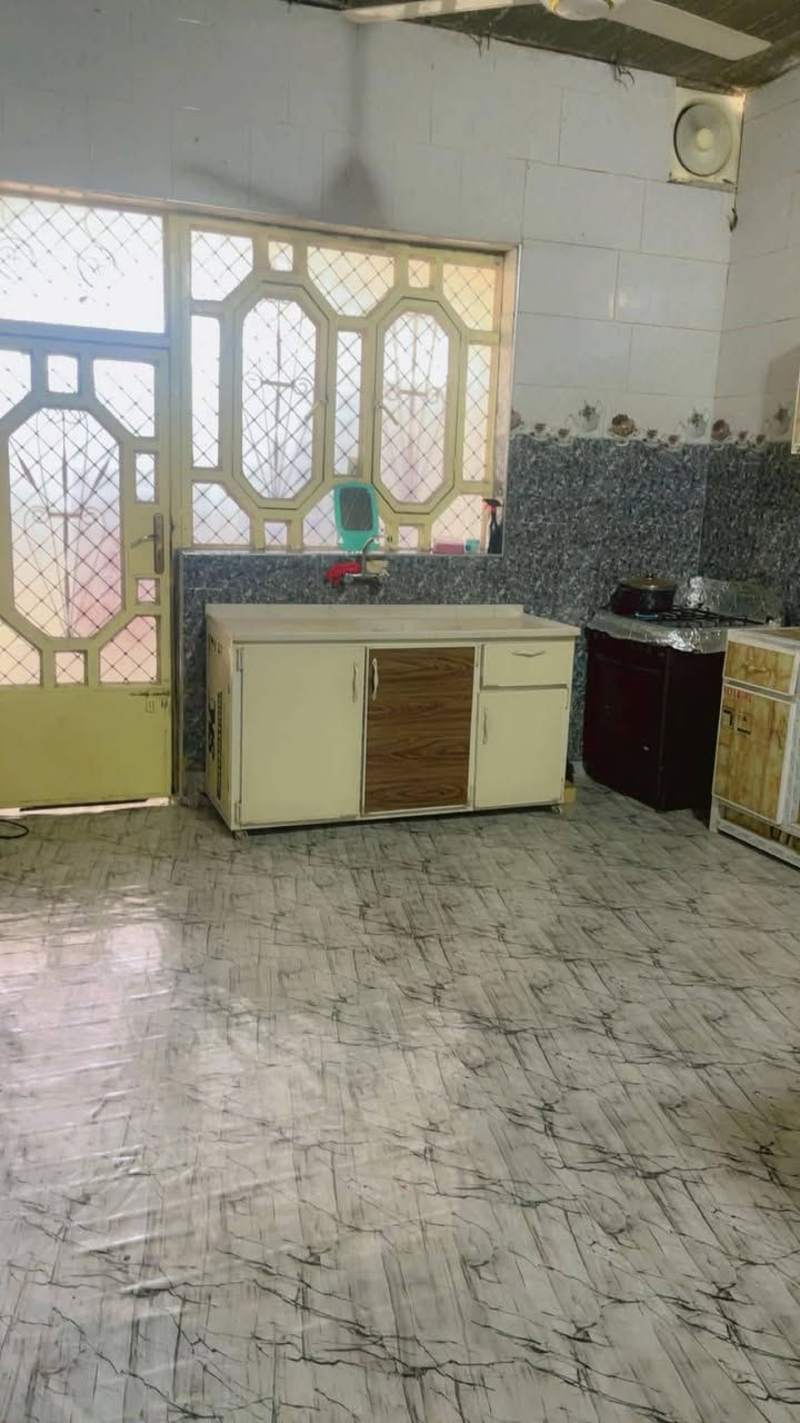 ياالله ع بركة الله 
بيت للبيع
  بجمعة الامام قرب مركز شرطة الامام 
قطعة ومقاطعة  ماشين  بمعاملة تمليك
 مساحته  ١٧٠
 بي غرفتين و صاله و استقبال و مطبخ و حديقه

السعر ( 38 ) وبي مجال للشراي 

*********** الشراي فقط يتصل
