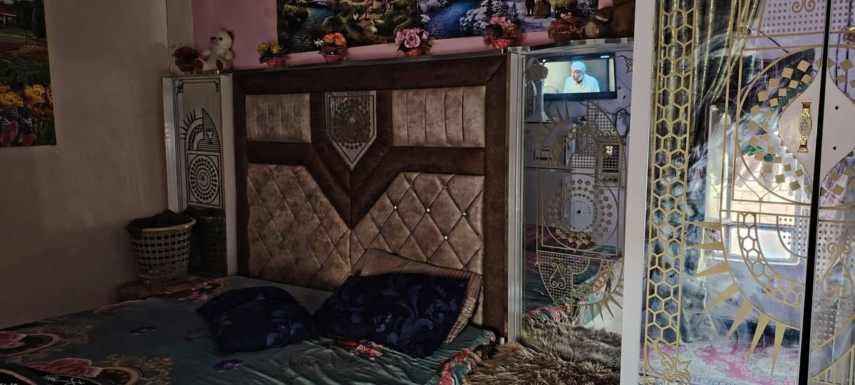 السلام عليكم غرفه نوم للبيع نظيفه كلش الاستفسار التواصل على الواتساب ***********
