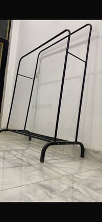 ستاند ملابس • مستعمل • داخل الامين