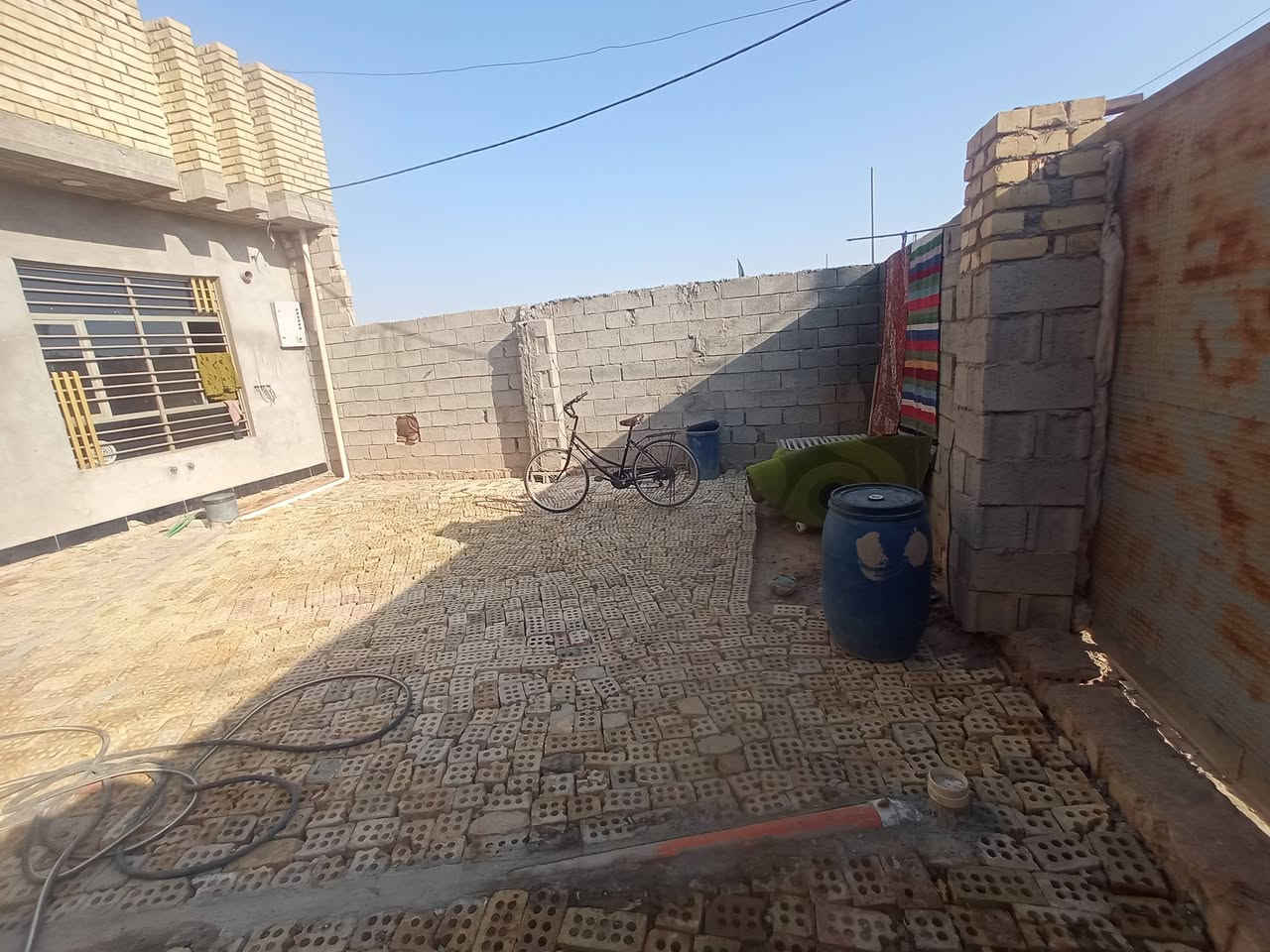 سلام عليكم بيت للبيع مساحه 200 بيه قرفتين مطبخ وصاله وستقبال لبيت بنيانه جديد صار سنه خدمات لمنطقه فول ماي وكهرباء مولد تبليط لي يرد بيت خوش مكان هدو لمنطقه ***********  بيه واتساب

