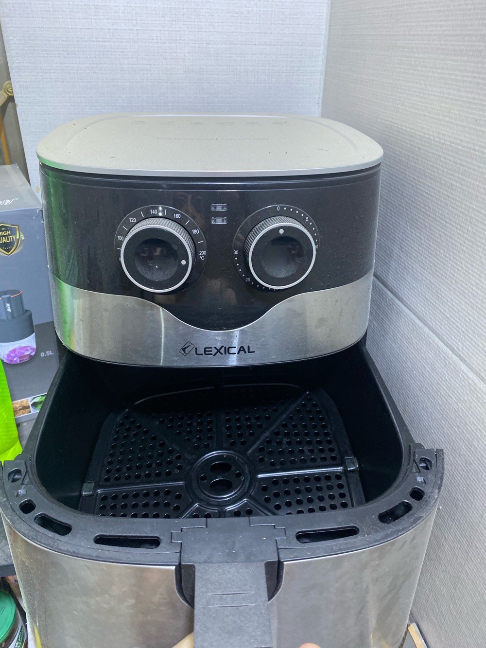 Air Fryer (قلاية هوائية) من ماركة LEXICAL.
شنو موديل القلاية بالضبط وكم سعتها؟ (مثلاً 3.2 لتر، 5.5 لتر...): 
8 ليتر
القلاية شغالة 100% لو بيها أي ملاحظة/عطل؟ وهل ممكن تجربتها قبل الشراء؟: 
شغالة ١٠٠٪؜ و يمكن تجربتها
إلها أي خدوش أو تلف واضح غير اللي باين بالصور؟ وشنو وضع السلة والملحقات كلها وياها؟: 
نفس الصورة و مستعملة فقط ٥ مرات او ٦ مرات
وين موقعك بالضبط؟ وكم السعر النهائي؟ وإذا تريد، أكو مجال للتفاوض لو لا؟: 
السعر النهائي 40,000 و الموقع كربلاء شارع احمد الوائلي