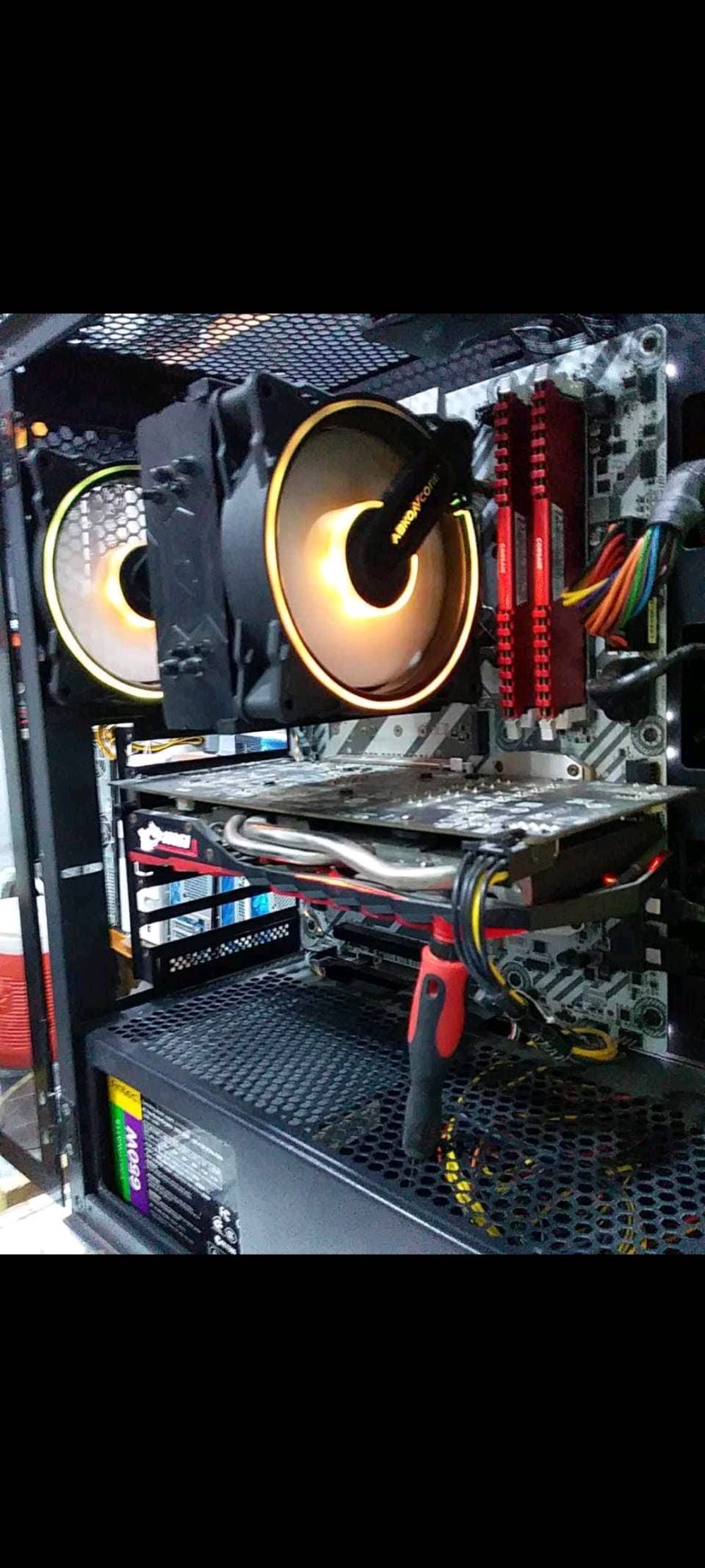 كيس وشاشة بيسي كاملة
المعالج (CPU): Intel Core i5-6600K
المشتت (Cooler): مشتت هوائي (Air Cooler)
المذربورد (Motherboard): MSI Z270 Tomahawk
الرام (RAM): 16 جيجابايت (8x2) بسرعة 3200 ميجاهرتز
كرت الشاشة (GPU): MSI Radeon RX 570 4GB
الشاشة (Monitor): Samsung FHD (1080p) بسرعة 60 هرتز مع ستاند هيدروليك

كيبورد ريدراكون ياما
ماوس كلوريس مودل دي