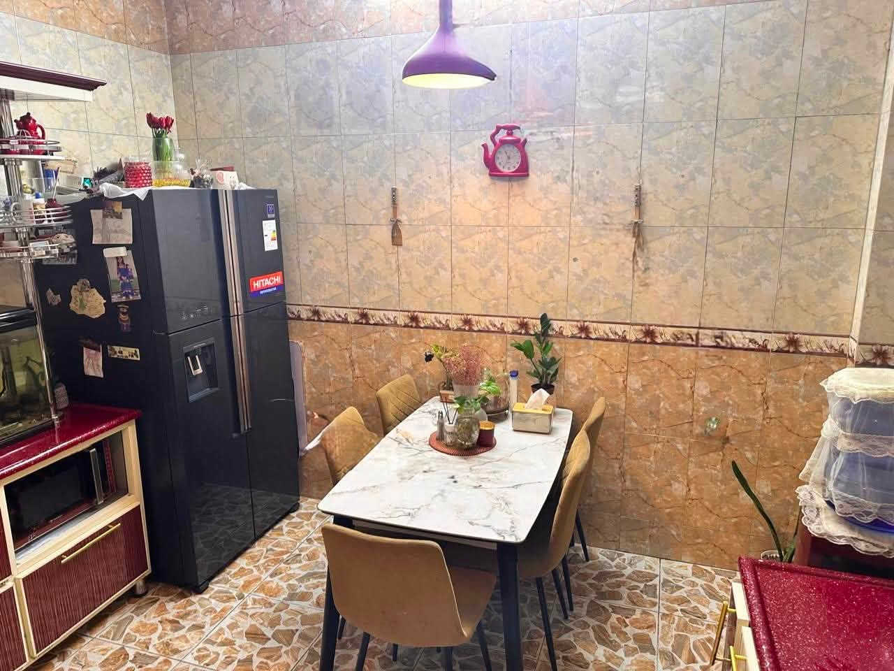 بيت ٦٠ متر ٤ *١٥ للبيع
حي المعلمين مقابيل مرطبات زمزم

الطابق الاول صالة وخدمات ومطبخ

الطابق الثاني غرفتين نوم

الطابق الثالث بيتونة وغرفة سندويش بنل (مخزن)

بناء ٢٠١٠

يحتوي كراج ليس ضمن المساحه

***********

