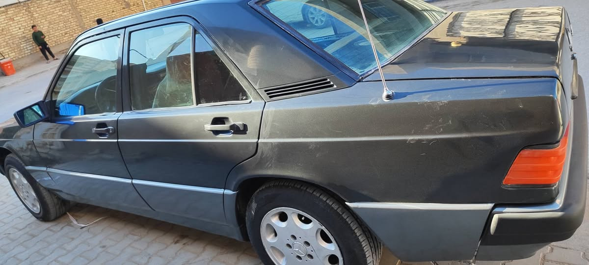 السلام عليكم
مرسدس طيارين موديل ٩١ محور ونجي تخم تاير كهرباء شغالة كلهة حدادية كدام جديدة الورة نص عمر السنوية ساقطة بدون تبريد  مكاني نجف السعر ٤٠ ورقة مع المجال 
***********
