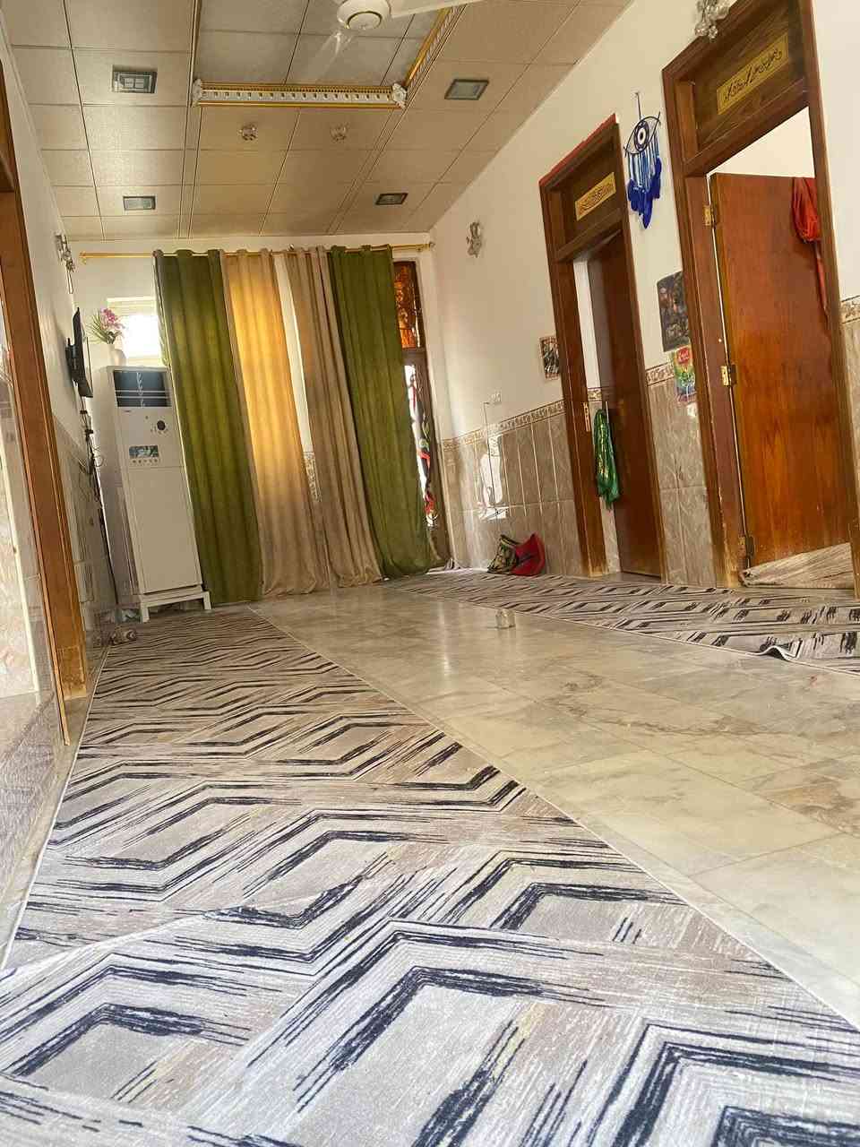 السلام عليكم بيت بسيد علاوي البيع يتكون من غرفتين وصالة ومطبخ وبراني وصحيات دخلية وخارجية مسلح بناء جديد البيت كامل من كلشي 

رقم الهاتف ***********
