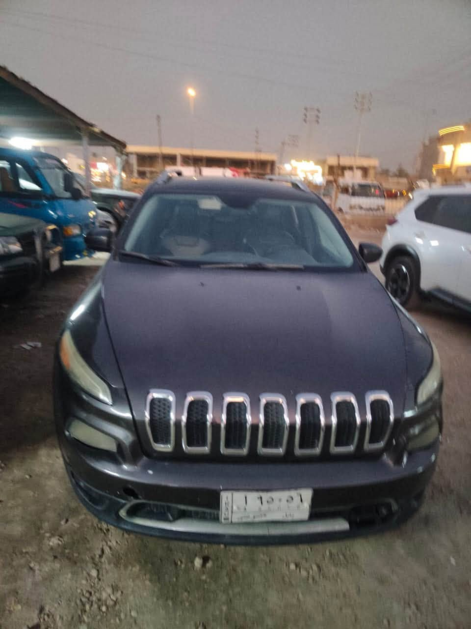 جيب شيروكي (بزون) لمتدد ٢٠١٧
المواصفات:
• محرك اقتصادي 2.4 لتر 4 سلندر
• ناقل حركة (الگير)أوتوماتيك – 9 سرعات 
• دخول ذكي وتشغيل بصمة
• شاشة كبيرة
• كاميرا خلفية دوارة
• تحكم تبريد شاشة 
• قطعتين تبريد 
• مقاعد جلد مقعد السايق كهربائي المقاعد الأمامية تدفئة +المقود
 • نظام صوتي فاخر
• مثبت سرعة 
• نظام مانع انزلاق
السعر 98 
سونار مرفق مع الصور والحادث 
***********
