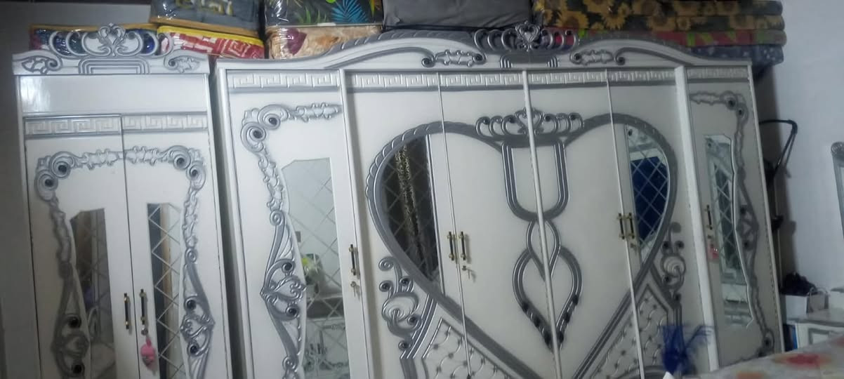 السلام عليكم غرفة اخشاب عراقي  استخدام قليل ٧٠٠ عنوان شعب حي بساتين ***********
