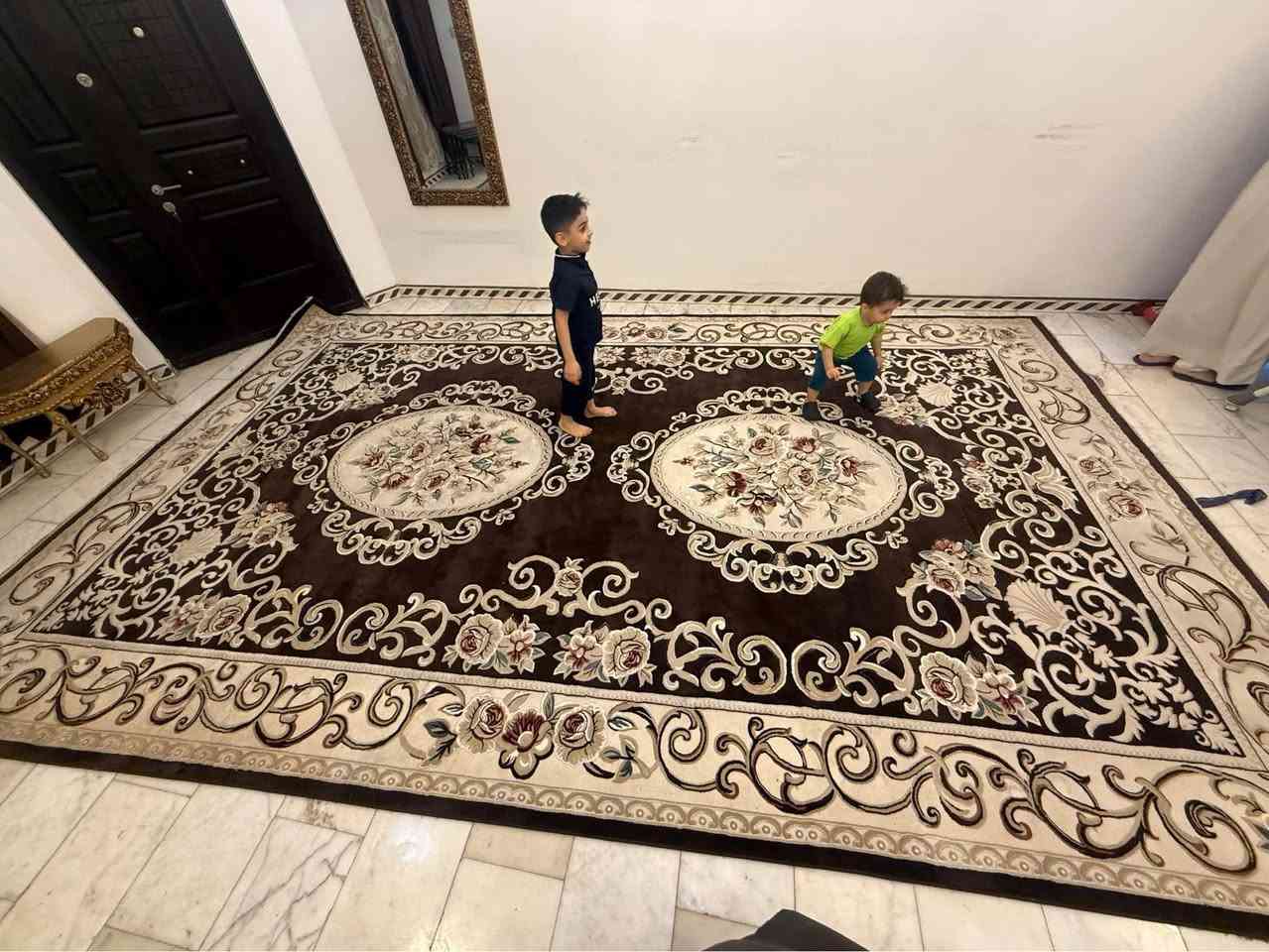 زولية كبير نوع ثقيل للصالة او الاستقبال
الحالة اخو الجديد كما واضح بالصور 
اللون (البيج) الاوف وايت و البني 
بدون بقع او تآكل في الاطراف
العنوان بغداد / اليرموك 
للتواصل : *********** بغداد, العراق
