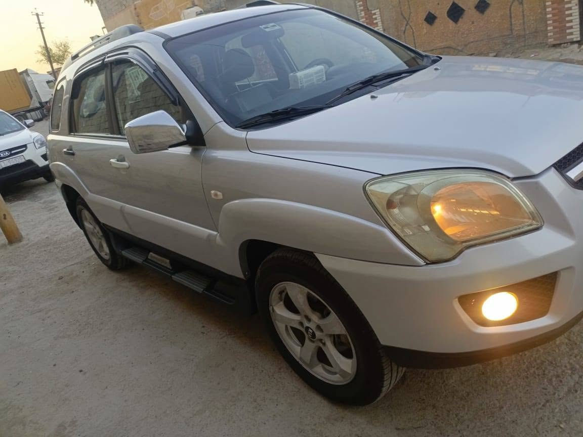 سلام عليكم سبورتج موديل 9 وارد كوري كير مكينه 200 مكفولات تبريد تخم تاير صدر خير من الله ساياره فول شاشه مري شفت  كشنات جلد تدفئه السياره اربع قطع صبغ بدون دواخل السعر 93 وبيهه مجال مراوس حسب القناعه مكان السياره بغداد رقم الهاتف ***********
