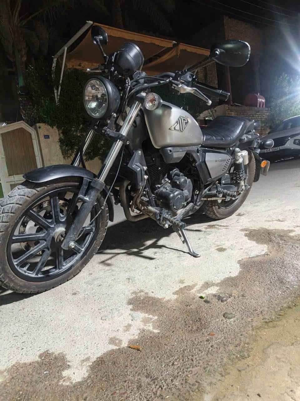 دراجه Klight للبيع مستعجل على بيعها طالعه من شركه صارلها سنه و٤ اشهر وماشيه فقط ٦ الاف كيلو ومعتني بيها بالبانزين المحسن وفقط ثلاث مرات بانزين عادي وكله دهن الأصلي أم ٢٥ ألف ومرقمه وسنويه تأخذها من شركتها بالبغداد ومكاني بغداد الدوره أبو دشير وسعرها  مليونين و٣٥٠ وبيها مجال وما نختلف وياكم ان شاءالله وموديل 2025 الرقم ***********
