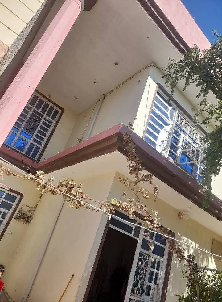 السلام عليكم
بست للبيع المفرق منطقة الحاج ناصر المربع الاول ثالث بيت من الركن .
المساحة ٢٠٠ متر 
بناء قاطين دبل فاليوم بناء ٢٠١٦ 
قاط اول ..... كراج سيارتين حديقة صحيات استقبال مطبخ صالة غرفتين نوم منور 
قاط ثاني غرفتين نوم جاهزات وصالة وغرفة نوم على النص 
....
السعر ١٣٥ وبي مجال 
للاستفسار الاتصال او مراسلة خاص 
***********
