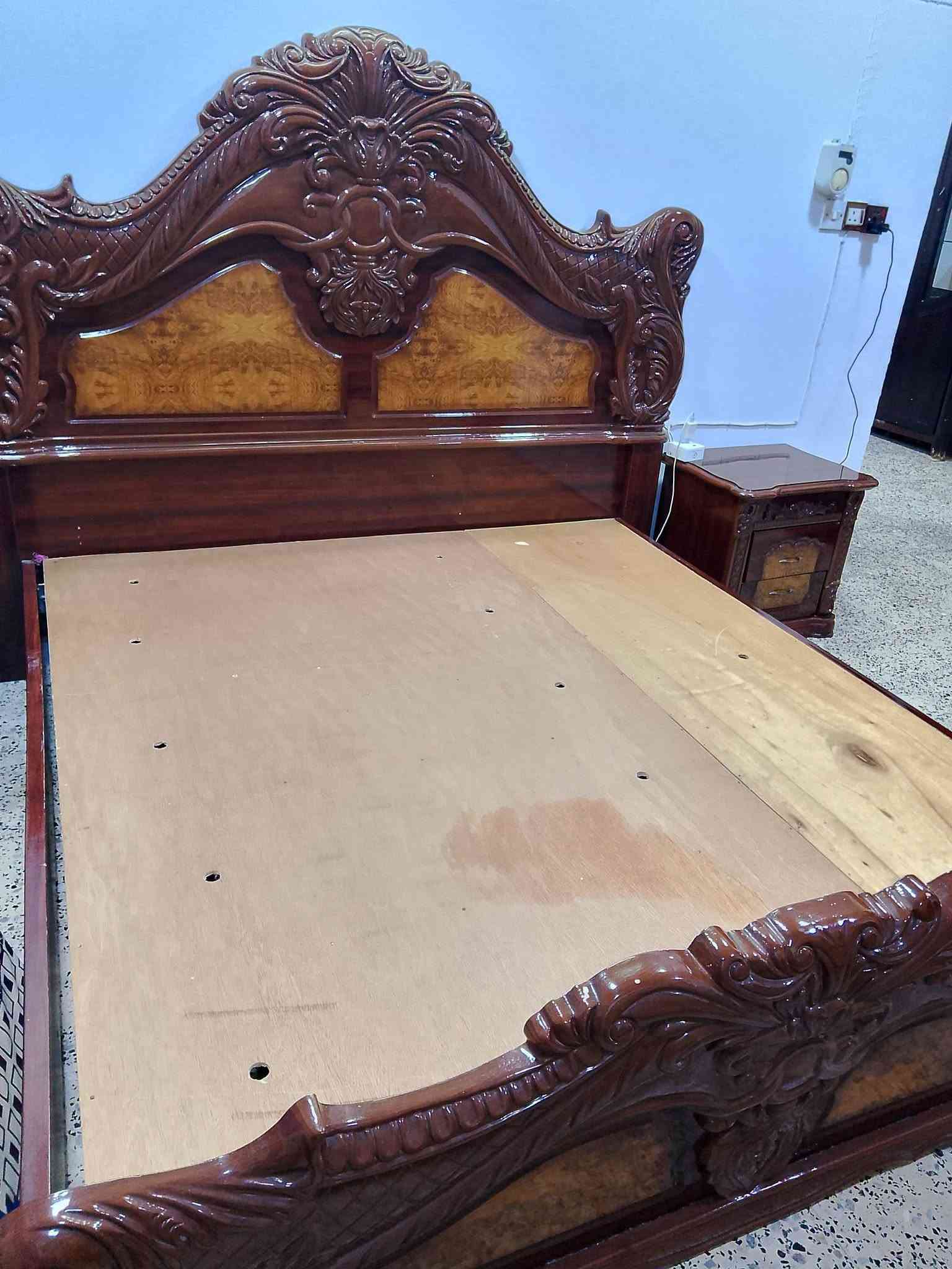 غرفة نوم ايطالي تحتوي على  ٨ قطع 
السعر ٥٠٠٠٠٠ الف 
العنوان حي التأميم
رقم الهاتف ***********
