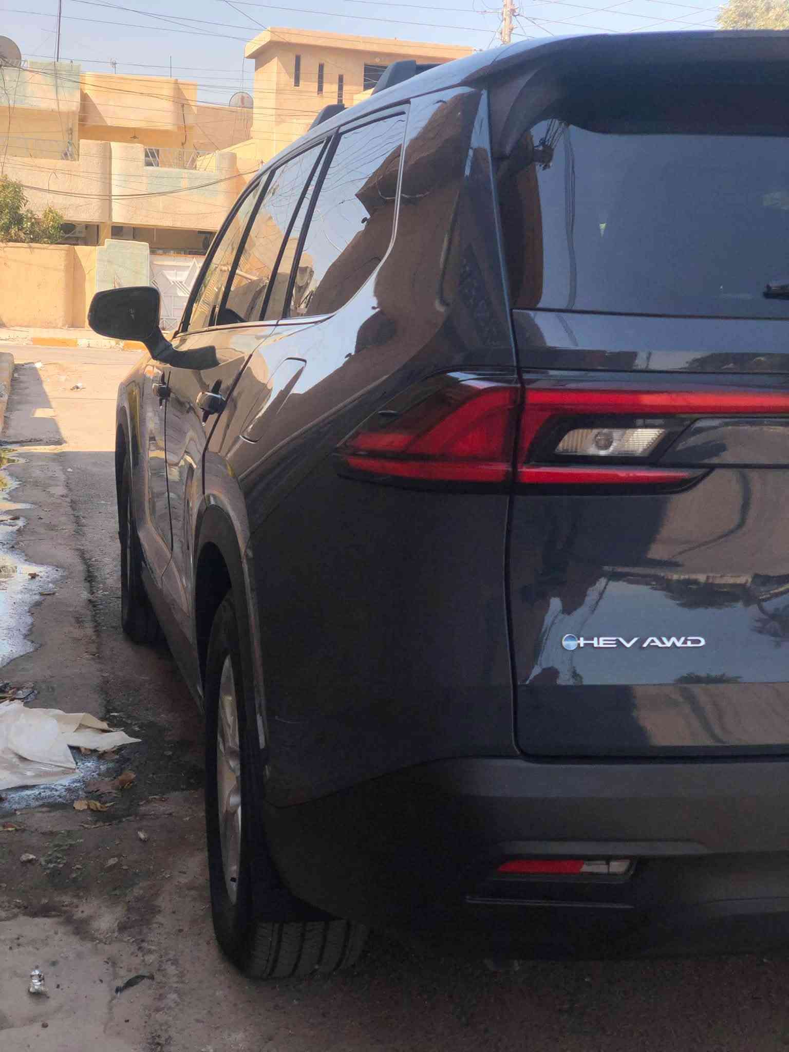 تويوتا جراند هايلاندر LE زيرو 2025 (Grand Highlander LE Hybrid)
سيارة عائلية فخمة وعملية جداً بحالة الزيرو تماماً (ماشي أقل من 1,000 ميل فقط)، مجهزة بالكامل ومحولة وجهية بلاتينيوم مميزة!

⚙️ المواصفات الأساسية لفئة LE:  

 الموديل: 2025  

 المحرك: 2.5L هايبرد (AWD) – اقتصادي جداً بالبنزين وقوي.  

 المسافة المقطوعة: أقل من 1,000 ميل فقط (زيرو).  

 المقاعد: 3 صفوف يتسع لـ 8 ركاب (مقاعد مخمل فاخرة مع تحكم كهربائي لمقعد السائق 8 اتجاهات).  

 الشاشات والتقنيات:  

 شاشة عرض لمسية مركزية كبيرة 12.3 إنش تدعم Apple CarPlay و Android Auto (وايرليس بدون واير).  

 شاشة معلومات دجتل للسائق (MID) بحجم 7 إنش.

 7 منافذ شحن USB-C موزعة على كل الصفوف.

 التكييف: أوتوماتيكي ثلاثي المناطق (Tri-Zone) مع تحكم منفصل للمقاعد الخلفية.  

 الباب الخلفي: الصندوق ينفتح ويغلق كهربائياً (Power Liftgate).  

 الويلات: ألمنيوم قياس 18 إنش.  

 أنظمة الأمان (Toyota Safety Sense 3.0): رادار أمامي، تحديد وتتبع المسار، مثبت سرعة متكيف، نظام مراقبة النقطة الكوراء (BSM)، وتنبيه المرور الخلفي (RCTA).  

✨ التعديلات والإضافات:  

 الوجهية: تحويل الدعامية الأمامية بالكامل مع اللحية والنيكلات إلى فئة البلاتينيوم (Platinum) لمظهر أفخم وأقوى.  

 الكشافات: شد كشافات ضباب أماميّة جديدة (فوق لايتس / Fog Lights).  

🛠️ تفاصيل الحادث والتصليح (بكل أمانة وشفافية):

 البنيد: تبديل بنيد تجاري، مصبوغ صباغ درجة أولى ومسوي له بولش كامل.  

 الدعامية: صبغ درجة أولى ومحولة لبلاتينيوم.  

 التلميع: بولش وتعديل للأماكن اللي كان بيها جلغات بسيطة ورجعت نظيفة.  

⚠️ ملاحظات بسيطة جداً:

 طخة كلش خفيفة بالباب.

 جلغة بسيطة بالكاملوغ تطلع وتختفي بالبولش (مو فد شي مؤذي نهائياً).

📋 شرط الفحص:

المحرك، الجير، الهايبرد، الأيرباجات، الشاسي، والكهربائيات بشرط الفحص الكامل في أي مكان تعجبك.

📍 المكان: [المحمودية / بغداد]

💰 السعر المطلوب: [ ورقة 330]

📞 للتواصل والاستفسار: [***********]
