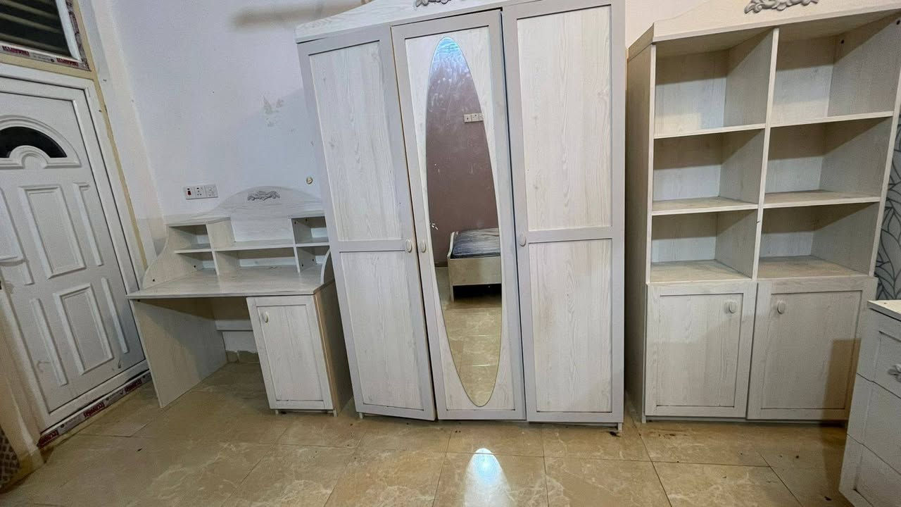 غرفة منام اطفال بحالة جيدة نفر واحد تتكون من سبع قطع سعر ٦٥٠ ألف وبيه مجال *********** واتس إب فقط لايوجد شد ونقل

