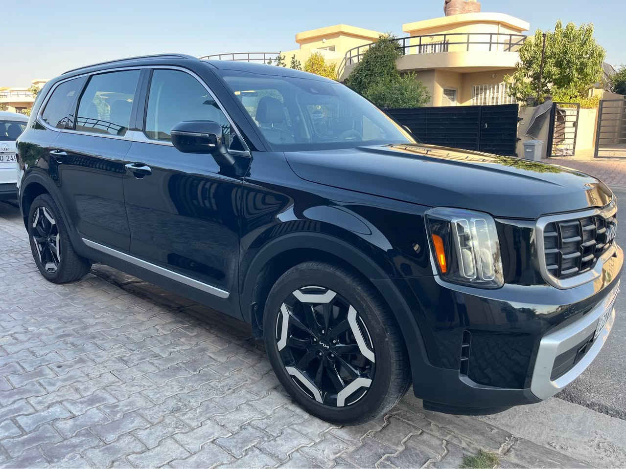 🚗✨ للبيع: كيا تيلورايد 2023 – فئة s –AWD – 

ملاحضة  :- بس مقدمة بونيد تكحيل فقد شبر  صورة سونار موجود مع صورة سيارة بس ايرباك ستيرن رجع  سيستم 
🔹 رقم السيارة: أربيل
🔹 الموقع: اربيل
🔹 الممشى: فقط 50000 كم
📌 مميزات السيارة وتفاصيلها بالكامل:
🔧 المحرك ونظام القيادة:
دفع رباعي 4 Wheel Drive AWD
وارد أمريكا
 مع مواصفات فخمة 
وتقنيات عالية
7️⃣ سبع مقاعد مريحة لعائلة كبيرة
🚘 أنظمة القيادة:
قيادة ثلج ❄️ – ممتازة على الطرق الزلقة
سبورت 🏎️ – أداء قوي واستجابة سريعة
كونفورت 🛋️ – راحة عالية
إيكو 🌱 – استهلاك وقود اقتصادي
سمارت 🤖 – نظام ذكي يضبط السيارة حسب ظروف الطريق
🎛️ التقنيات والترفيه:
شاشة مزدوجة بانورامية 12.3 بوصة + 12.3 بوصة (للإنفوتينمنت + لوحة العدادات)  
نظام صوتي Harman/Kardon بحدود 10 سماعات يوفر جودة صوت ممتازة 🎶 �
Kia Media
نظام تحدث مع الركاب الخلفيين (Driver Talk) لتوصيل الصوت بوضوح  
مقاعد أمامية وخلفية تدفئة 
إضاءة داخلية ملونة على الأبواب والديشبورد 
ستيرن مع تدفئة 🔥
نظام إضاءة غرفة داخلية لجو فاخر 
📦 ميزات إضافية مهمة:
تشغيل عن بعد 
كاميرا خلفية + حساسات ركن 🚗💡
ثبات إلكتروني وأنظمة أمان متقدمة (ABS, ESP, وسائد هوائية)
مثبت سرعة 
📞 للتواصل :- ***********  واتساب موجودة 
سونر سيار مع رقم شاصي مرفق مع صورة
 
سعر سيارة ٢٧٠ بيها مجال أربيل, العراق
