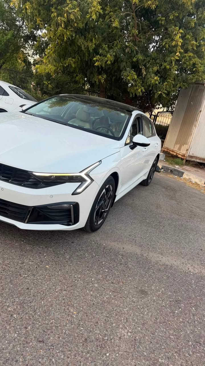 K5 2026 خليجي
سيارة بعدها بحالة الزيرو 
بعدها بالفابلون
السيارة بيها صبغ ع كد 5 اصابع بالبنيد
فول مواصفات 1/1
ماشيه 10000 كيلو متر 
سعر 22،800 $
لاستفسار:***********
 غير متواجد على الفيس للاسفسار فقط اتصال
