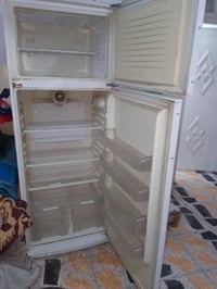 ثلاجة • حجم كبير • تحتاج غاز