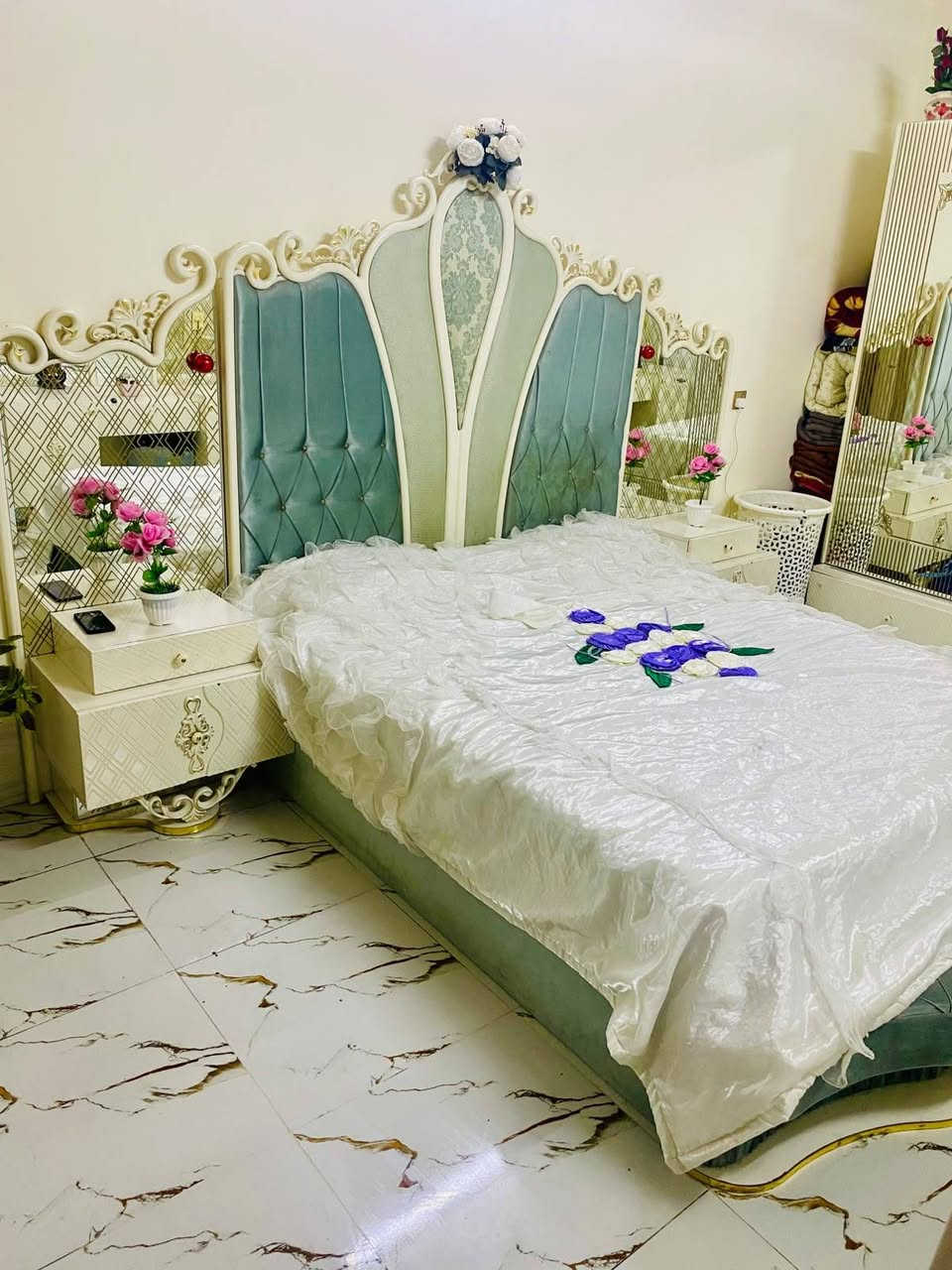 غرفه نوم ملكيه • ٩ قطع • نظيف