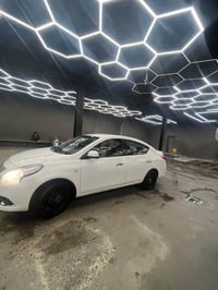 نيسان سني 2022 هندي ام العلامه الزركه . السياره مكفوله من الصبغ بيها م...