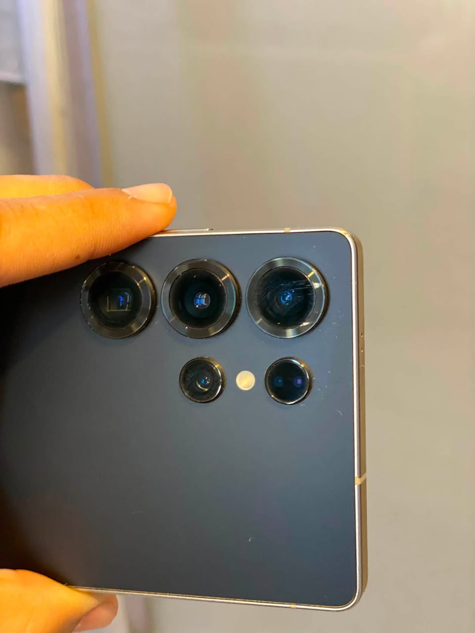السلام عليكم

📱 Samsung Galaxy S25 Ultra للبيع

* الذاكرة: 1TB
* اللون: Titanium Black
* 📦 العلبة موجودة
* 🛡️ Samsung Care+ موجود
* 📸 الكاميرا فيها ضرر/خدش واضح موضح بالصورة 

ما متواجد فيس❌
+9647711871254
