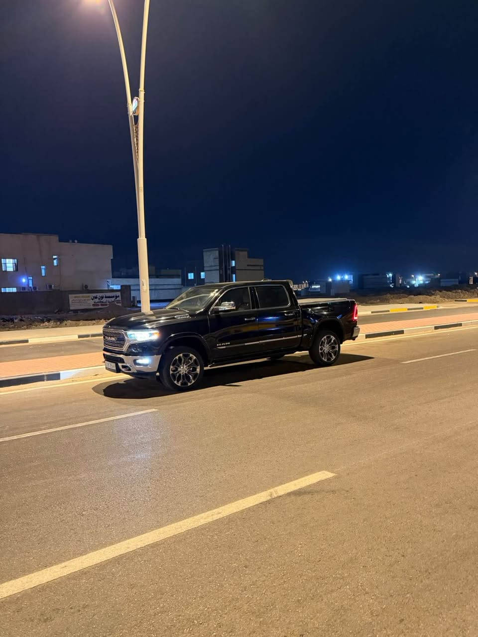للبيع فقط سياره رام خليجي فول مواصفات واحد على واحد ماجت مواصفات اعلا من هاذ نوع مزوعه رقم سياره اربيل سنويه جديده سياره كفاله من شخط جديده ستخدام شخصي مال بيت  ٨ سلندر المكينه المعروفه والمرقوبه 570 تحويل او وكاله من راعيه  العنوان البصره حي بغداد لتواصل *********** وتساب *********** تصال سعر سياره 320 ورقه امريكي البصرة, العراق
