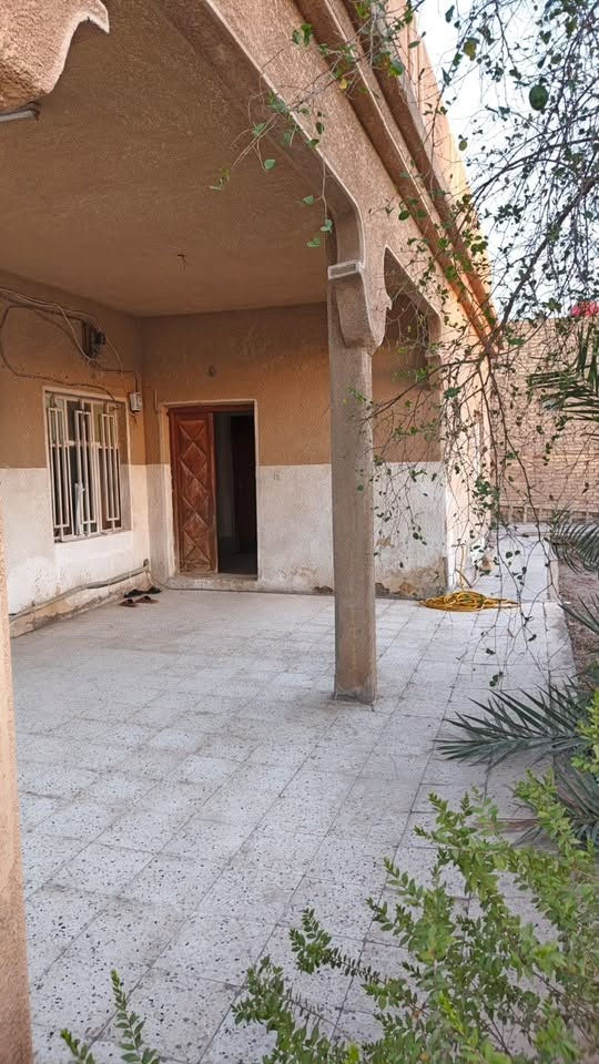 بيت ركن مساحته كبيرة تبلغ (٤٨٠)متر في نهاية نزلة الصناعة في ام العصافير (حي الزهراء) مقابل الشارع الرئيس ، يعني لا يوجد امامه اي بناء ..للأستفسار عن السعر  الاتصال على الرقم 

***********
او الرقم ‏***********‏

