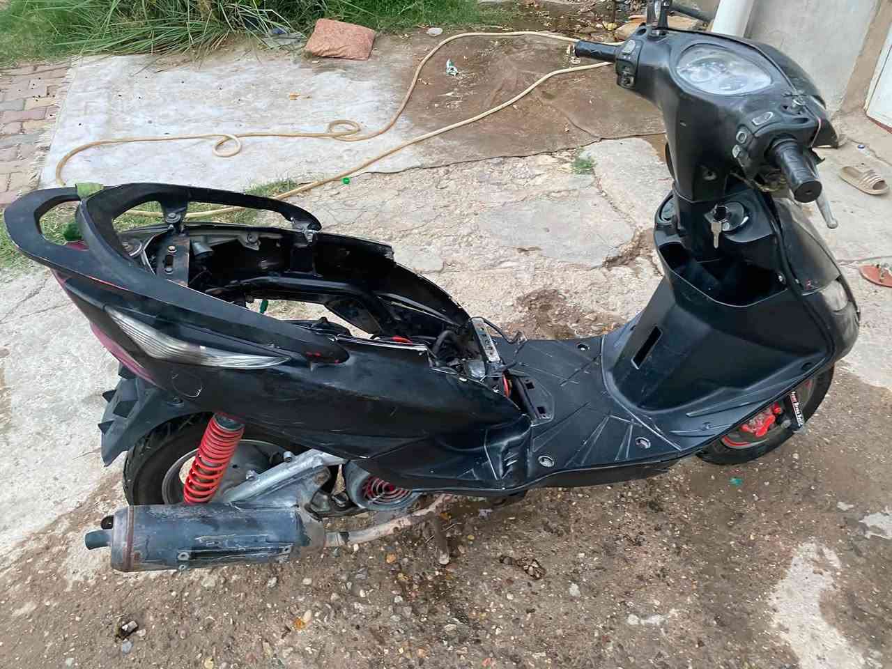 السلام عليكم ثعلب للبيع دراجه خير من الله لا نضوح ولا تبخير ولا تنقيص دراجه حلوه مرتبه كهربائيات كلهه شغاله لايت بكلايت هورن قفل جنطه قفل ستيرن تاير ودبل جدد دراجه حلوه مرتبه ناقصهه فقط قبق الهندر اي نقص مابيهه دراجه نكره سلف باتري جديد سبعه جوه الكشن موجوده وكشن جديد دراجه كاعده ومرتبه ٣٥٠ وترهم مراوس شعندك نزل مكاني يم ألجزيره السياحيه *********** دراجه مكينه تخبل متسمع صوتهه شلعه ومعدل
