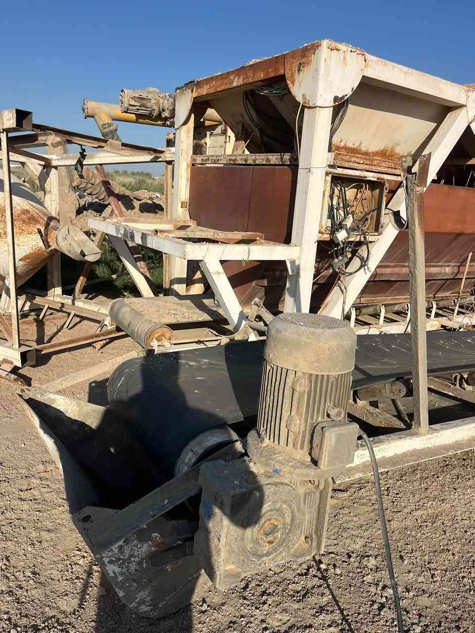 للبيع 120 متر
سايلو عدد 2 سعه 100 طن واحد 
شغال دون نقص 
***********
