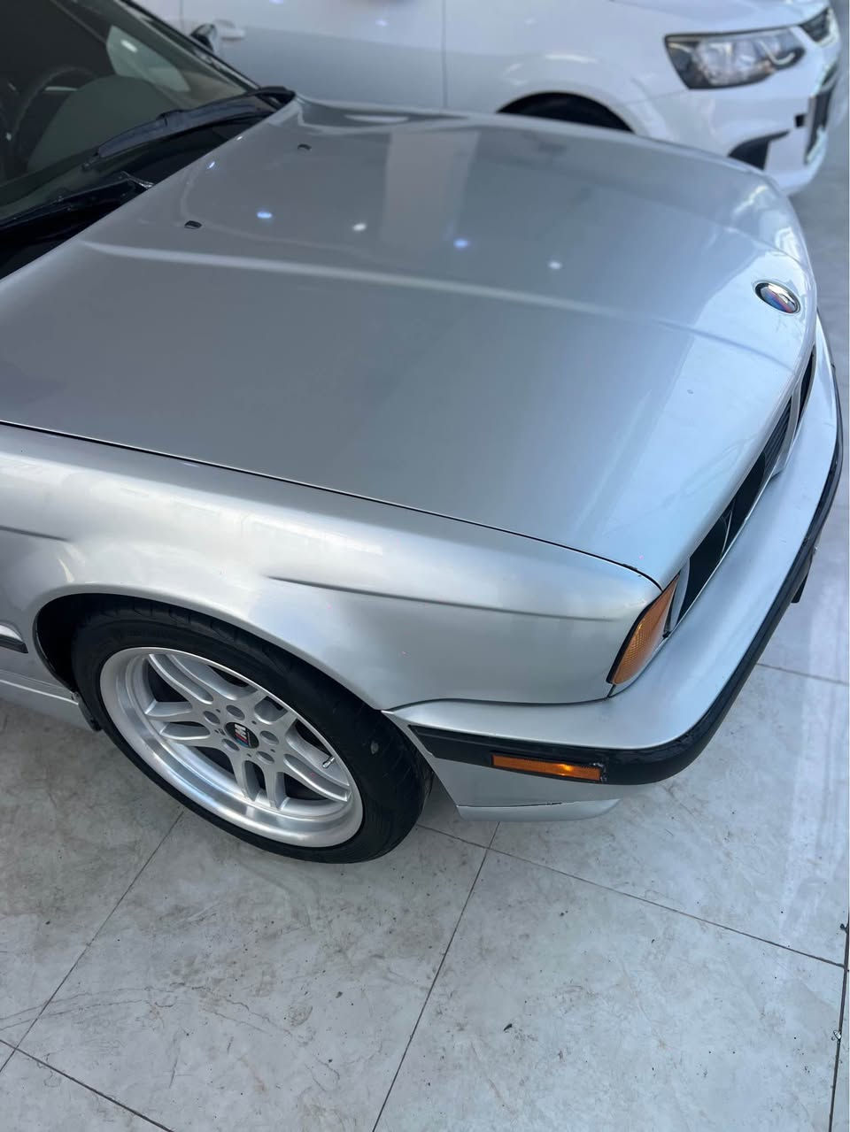 Bmw E34بو فروشتن 
گيرومه كينه و ته بريد به شه رت 
ته بريد له سلورى به شه رت 
520 فول فولى گيرعاديه
سلايد جام كاره با ئاوينه كاره با
ناو غورفه ى جلدى ره ساسيه 
ره قه م سه نه وى نويه تا2030
جوارتايه و ويلىM 18لوكى له ژيره 
شوين هه ولير *********** أربيل, العراق
