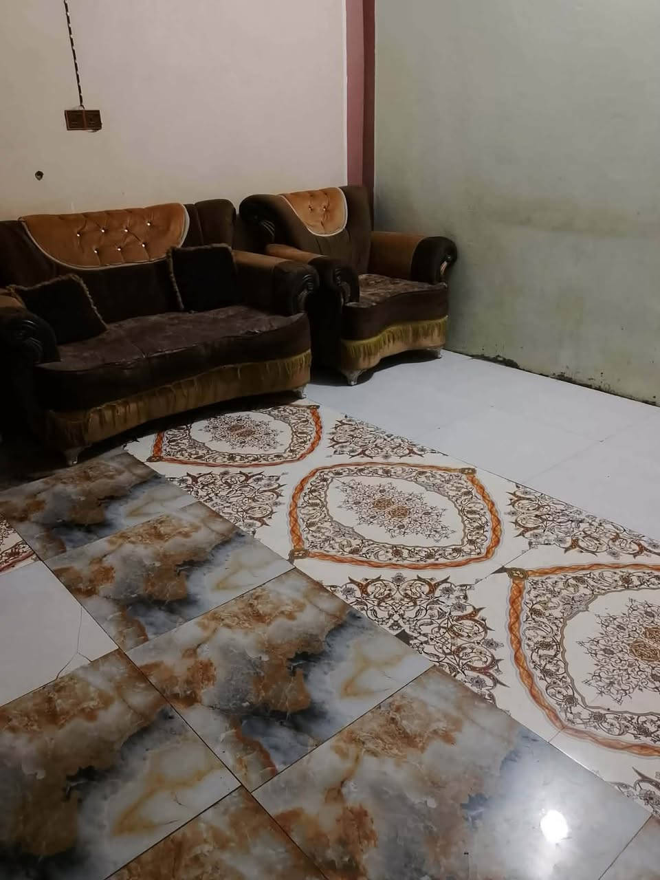السلام عليكم بيت البيع طابو زراعي المساحه 330 متر قرفتين  وصاله وبطبخ وصحيات جدد توني بانيهن باب جبير السعر 25 وبي مجال  طريق حمزه نجف قريب عل شارع العام يم نزلت الخزاعل  تبليط المجمع عنك 40 متر. ***********
