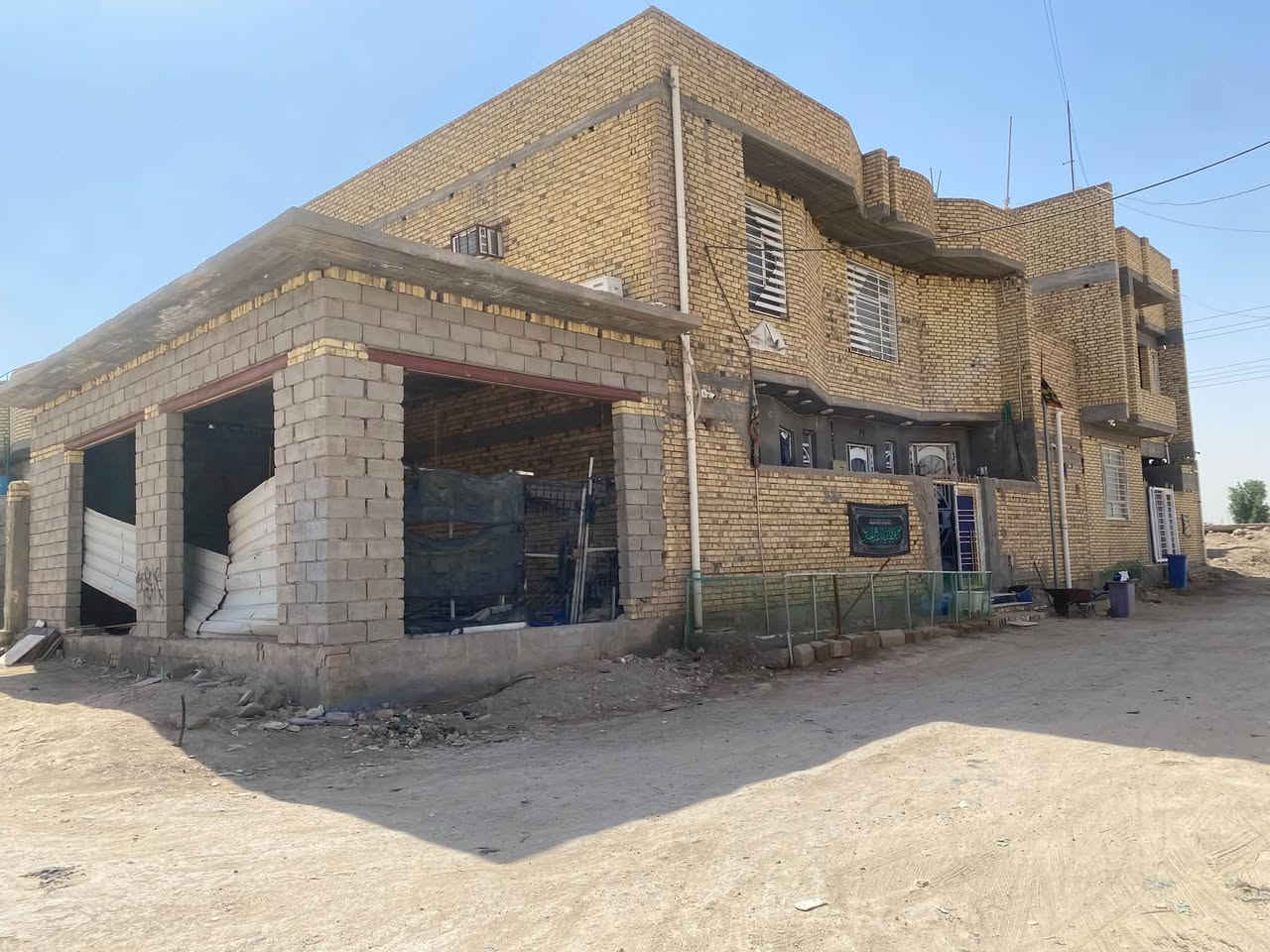 🏠 بيت للبيع - الناصرية (الموحية)
📍 الباب الخلفي لجامعة ذي قار
📐 المساحة: 200m | البناء: طابقين
🛏️ 4 غرف نوم | 🚿 3 حمامات
🏪 يحتوي على محل تجاري
📞 للتواصل والاستفسار: ***********
