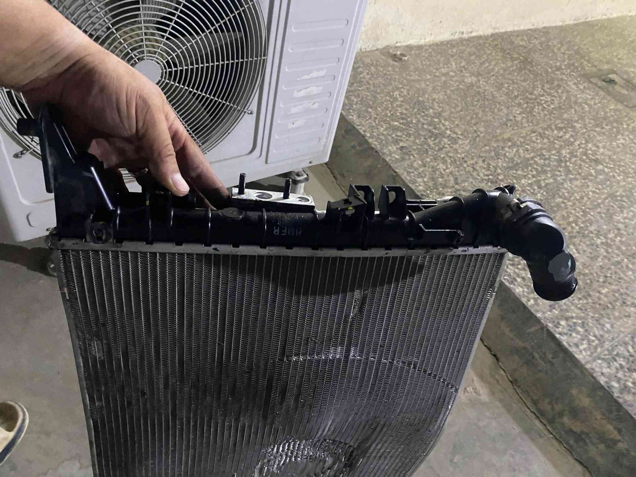 عندي غراض مال سبورتج هايبرد  مروحه اصليه تفصيخ
ضاغطه مال قايش ضررها الدبل فقط

وراديترات ماء وتبريد وانفيرتر متضررات بس قزاناتهن جدد لان مفقودات من السوك
***********
