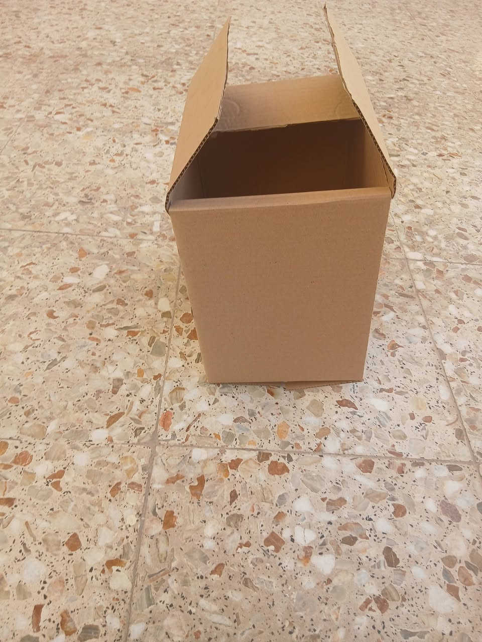 كراتين البيع قياس الطول ٢٩ والعرض ٢٢ العنوان بغداد الاستفسار على هذا الرقم ***********
