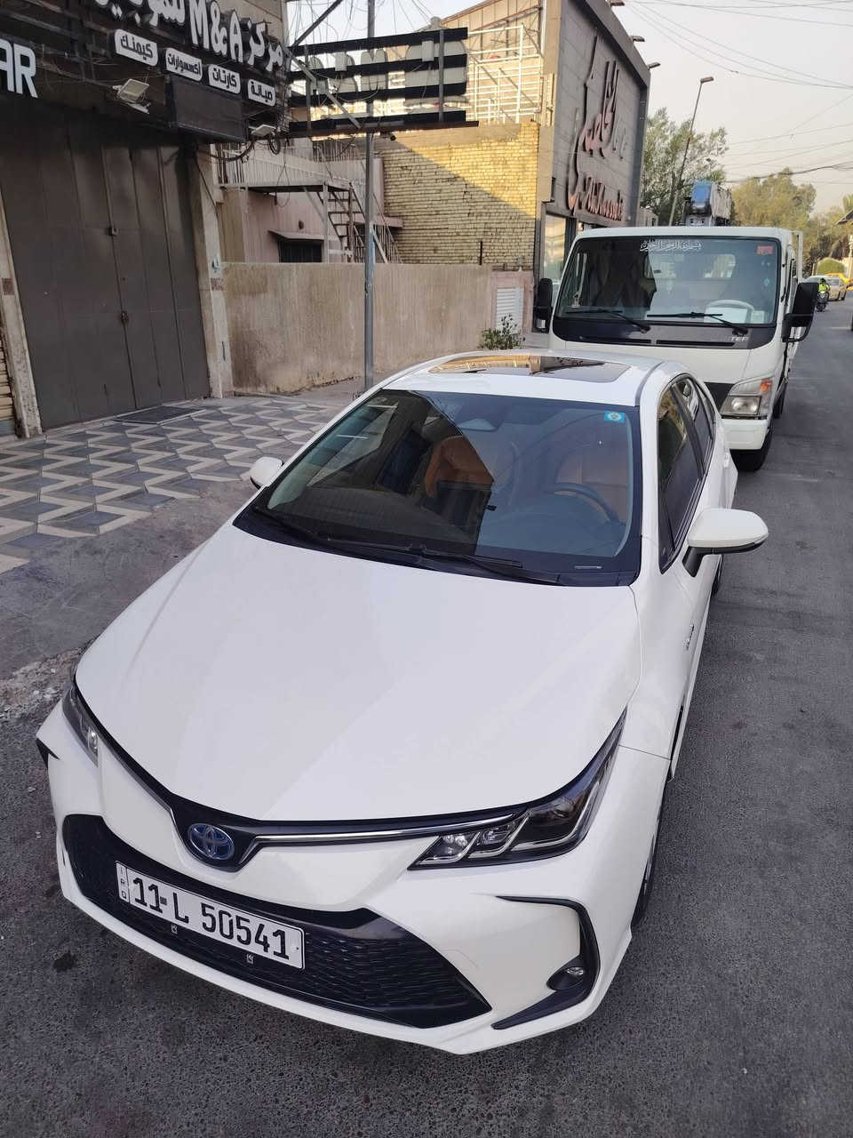 السلام عليكم
كورلا هايبرد تجميع الصين موديل ٢٠٢٣ ماشية ٤٧ 
بصمة دخول وتشغيل وصندوق ودخول ذكي 
فتحة سقف 
كراسي الامامية كهرباء والداخل جلد مشمشي 
فول تحكم مقود وشاشة وكامرا دوارة اصلية وباقي المواصفات المعروفة بالكورلا 
كفالة بدون صبغ و بدون تبديل و بدون حالوب بيها مكانين بارد شغل درجة اولى ممبين
السيارة حلوة وبدون شخوط واحلى من الصور 
السعر ١٤٧ بيها مجال حك الجية فقط
مكانها الكريعات معرض العبيدي 
رقم الهاتف ***********
