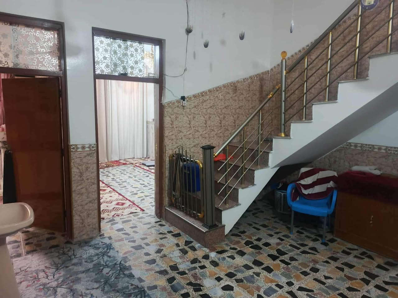 السلام عليكم دار للبيع مساحته ١٥٠ م واجهه ٧ ونص ونزال ٢٠ م طابقين مسلح بناء حديث كماليه شارع المصرف قرب حسينية الحكيم يحتوي على استقبال مطبخ صاله غرفة نوم وخدمات والثاني ٣ ثلاث غرف نوم وخدمات السعر ٢٠٠مليون بي مجال المراجعه مع مكتب دلالية ابو فراس العتابي *********** وابو محمد الشمري ***********🌹🌹🌹
