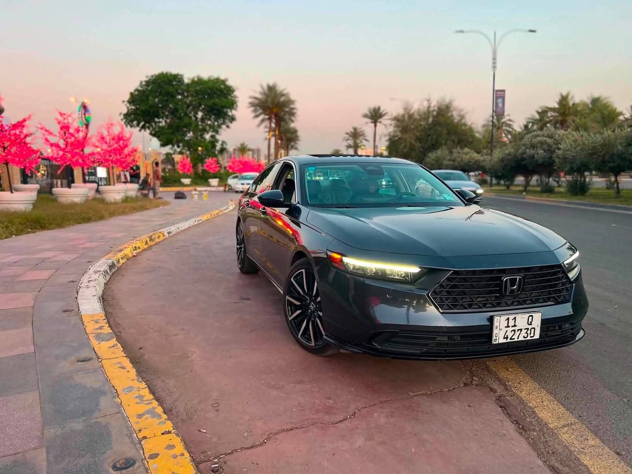 السلام عليكم 
هوندا اكورد هايبرد 2023 فول مواصفات 
رادار 360 
كشن خزن ميموري وكهرباء وجلد وهيتر 
مراه جانبيه هيتر ورادار
مرآة تعتيم ذاتي 
قياده ذاتيه 
قطعتين تبريد 
حادث جانبي وصندوك بجم كبس 
باب السايق والوراه والجامغ الخلفي سطحي ومصبوغات والصندوك مبدل خام اسود 
مكاني بغداد / السعر ١٦٥$ بيها مجال للطيبين
رقم هاتف / ***********

