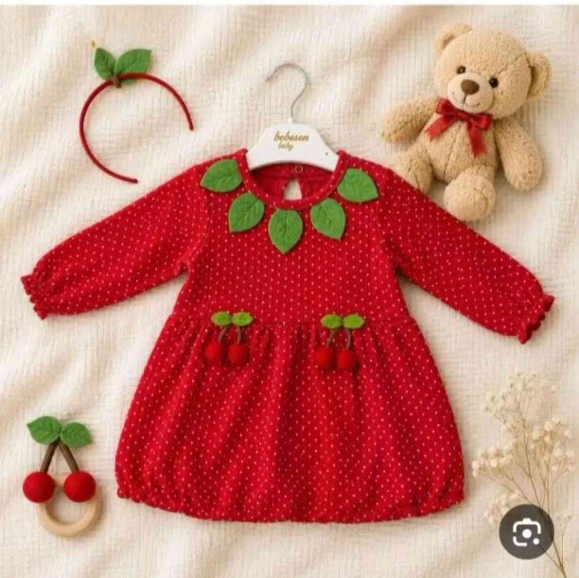 🍓🎀 فستان فراولة مع طوق على الراس بـ 10,000 دينار فقط! ❤️😍 أميراتنا الصغيرات يستاهلن هالجمال 🥹🍓 فستان أحمر فراولة كيوت ومعاه طوق على الراس يكمل اللوك ويخليه يخبل 😍🎀 👶 القياس: من 3 شهور إلى سنة 🍓 فستان + طوق 💰 السعر فقط 10 آلاف 📲 للطلب والاستفسار واتساب: *********** 🚚 توصيل لجميع المحافظات العراقية 🇮🇶 #البسه_الكرم_للاطفال #فستان_فراولة #فستان_بناتي #ملابس_بيبي #ملابس_اطفال 
