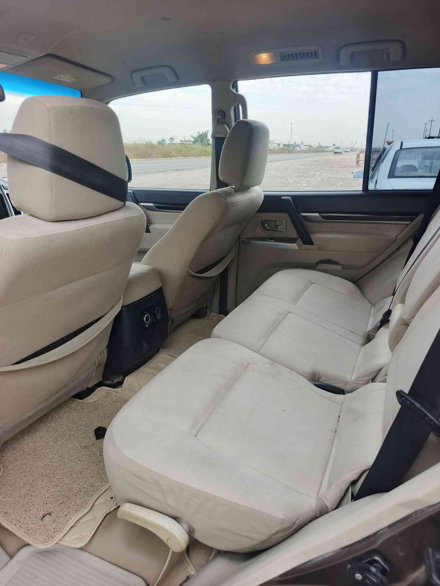 سلام عليكم باجيرو موديل ٢٠١٥ جديدة بمعنى الكلمة مال جناي بيهة قطعة وحدة بدون أي دواخل رقم سليمانية الجديد السعر ١٣٠ و بيهة مجال حك الجية المكان تقاطع القدس هاتف ***********

