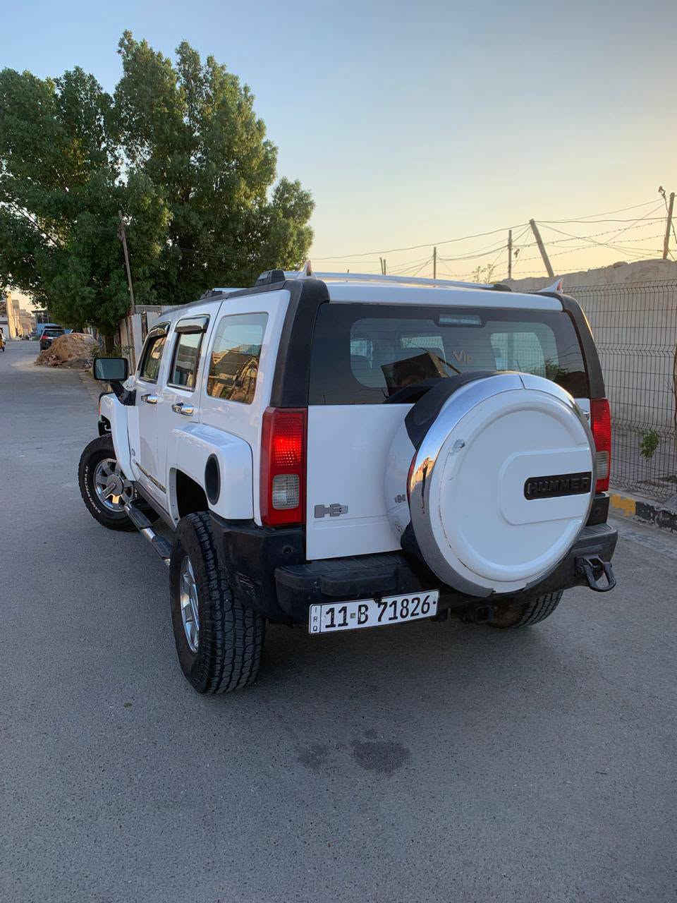 السلام عليكم للبيع او المراوس 
همر H3 2007 فول مواصفات السياره بيهه حادث الجاملغ الامامي وبيهه صبغ فقط قطعه مكينه 5 سلندر مكينه وكير كفاله حداديتهه جديده تبريد ثلج ❄️ داخل مخمل لونين شاشه تاب كامره خلفيه بصمه تشغيل منضومه زنون ماشيه 151 الف حقيقي تخم تاير جديد ويل كروم أصلي 
عنوان السياره بغداد حي اور 
السعر اتصل عل رقم او تجي واتساب 
الاستفسار ***********سجاد

