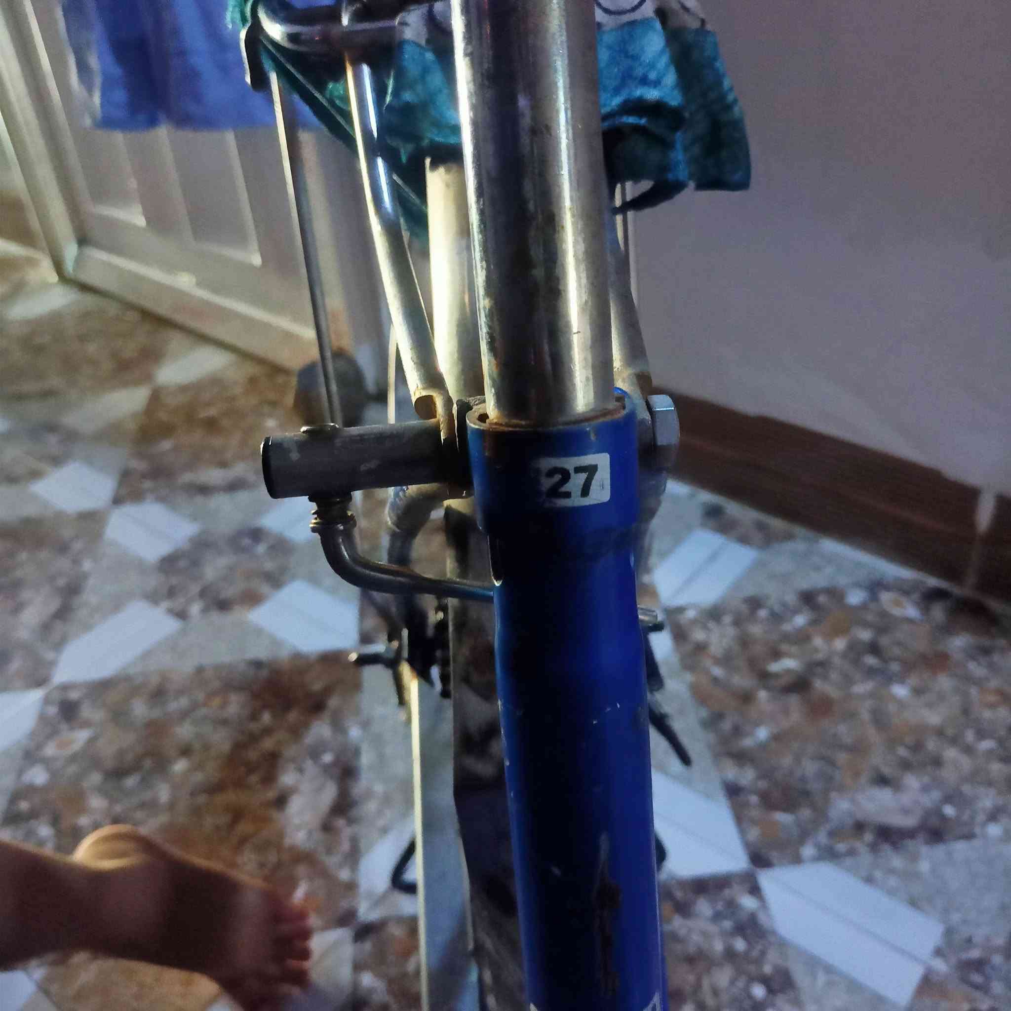 السلام عليكم بايسكل ياباني باله نضيف جدا حجم 27 مابي برغي نقص كله شغال حتى گلوب الامامي شغال تايرات وجوب جدد بدون أي عيب سعره 70 الف عنوان  كركوك حي العسكري ***********
