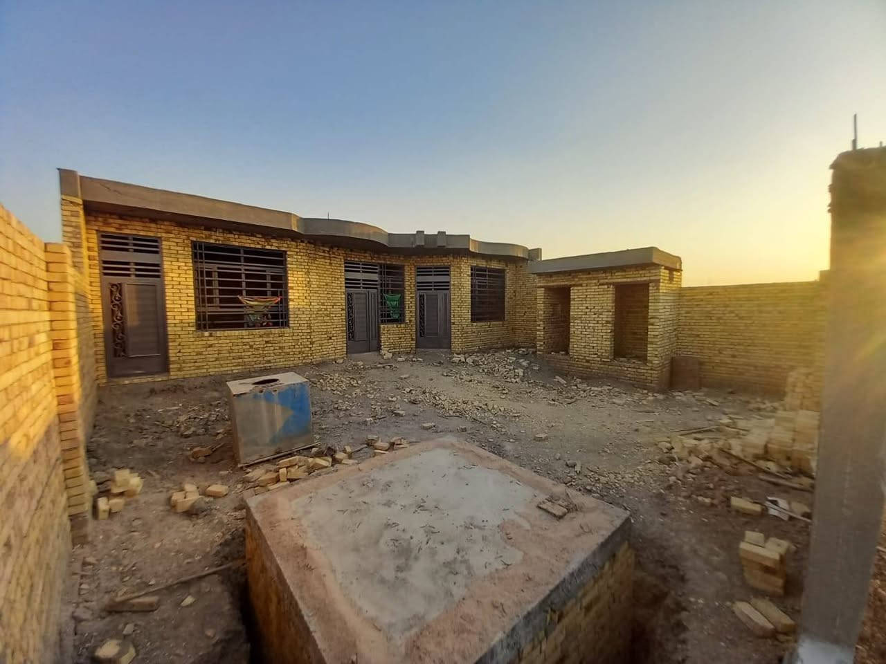 سلام عليكم
بيت هيكل للبيع في حي المهندسين مقابيل حي التربه
المساحه الكليه 500م
مساحة البناء 350 والباقي 150
يتكون من 3 غرف واستقبال 11 متر
ومطبخ وصحيات داخليه وخارجيه وكراج سياره
ماء وكهرباء وشارع 9 متر
للاستفسار الاتصال على الرقم ***********

ملاحضه:تريد البيت  وحده او تريد القطعه وحدها
