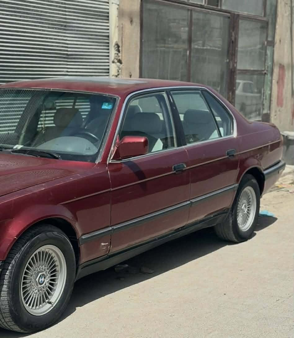 السلام عليكم مكلف بالنشر  سياره بي ام  موديل 93  تخم تاير كير محرك جديد سياره حلوة  مالت جناي هزه جديدة   المحرك 730 تبريد ثلج ❄️ رقمي ***********
