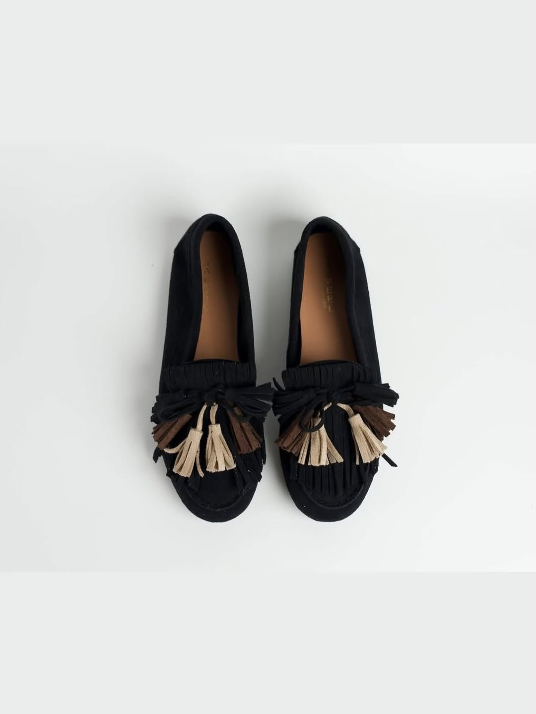#زيزينيا_zizinia
‏#zizinia_collection 

موديلاتنا غير… وأناقتچ أهم! 👝👡
خلي كل تفاصيلچ تحچي ذوق، فخامة، ورقي
موديلات جديدة توصلچ للتميّز بخطوة واحدة 👠
لأنچ تستاهلين الأفضل دايمًا 💕
#تميزي_مع_زيزينيا

الحجز أو الاستفسار؟
راسلونا على الدايركت 💌 أو عبر واتساب 📱
📱 ***********
خدمة توصيل متوفرة داخل ذي قار وجميع المحافظات🚗
📍 عنوانا:
📍الفرع الاول: الناصرية – الحبوبي – مقابل أسواق حسين نعمة
📍الفرع الثاني: الناصريه - ماس مول - الطابق الارضي
