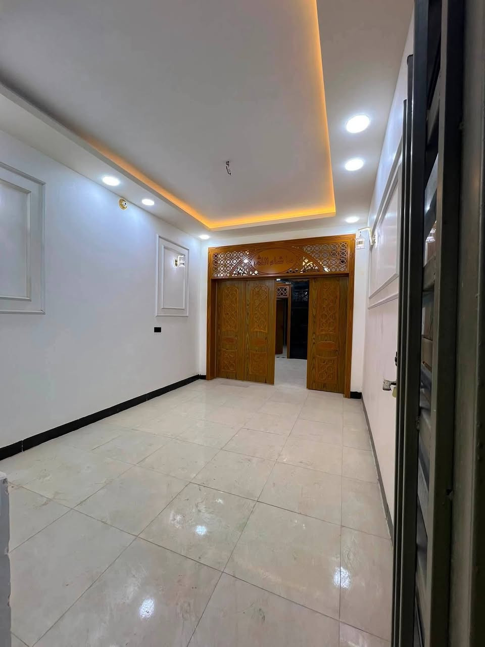 دار للبيع 100م ( مكتب النور)
#الستفسار_*********** وتساب

موقع /نجف 🏡شارع المطار
#مقابل قرية الغدير عمود  262

غرفه /صاله/مطبخ / ستقبال/ صحيات/
بناء فول/ اساس + سقف كونكريت +        _______طابوك
ألخدمات
 🏡 #ماء/كهرباء/مدارس/سوق/تبليط/لحد الباب  يبعد عن الشارع العام  100 م
