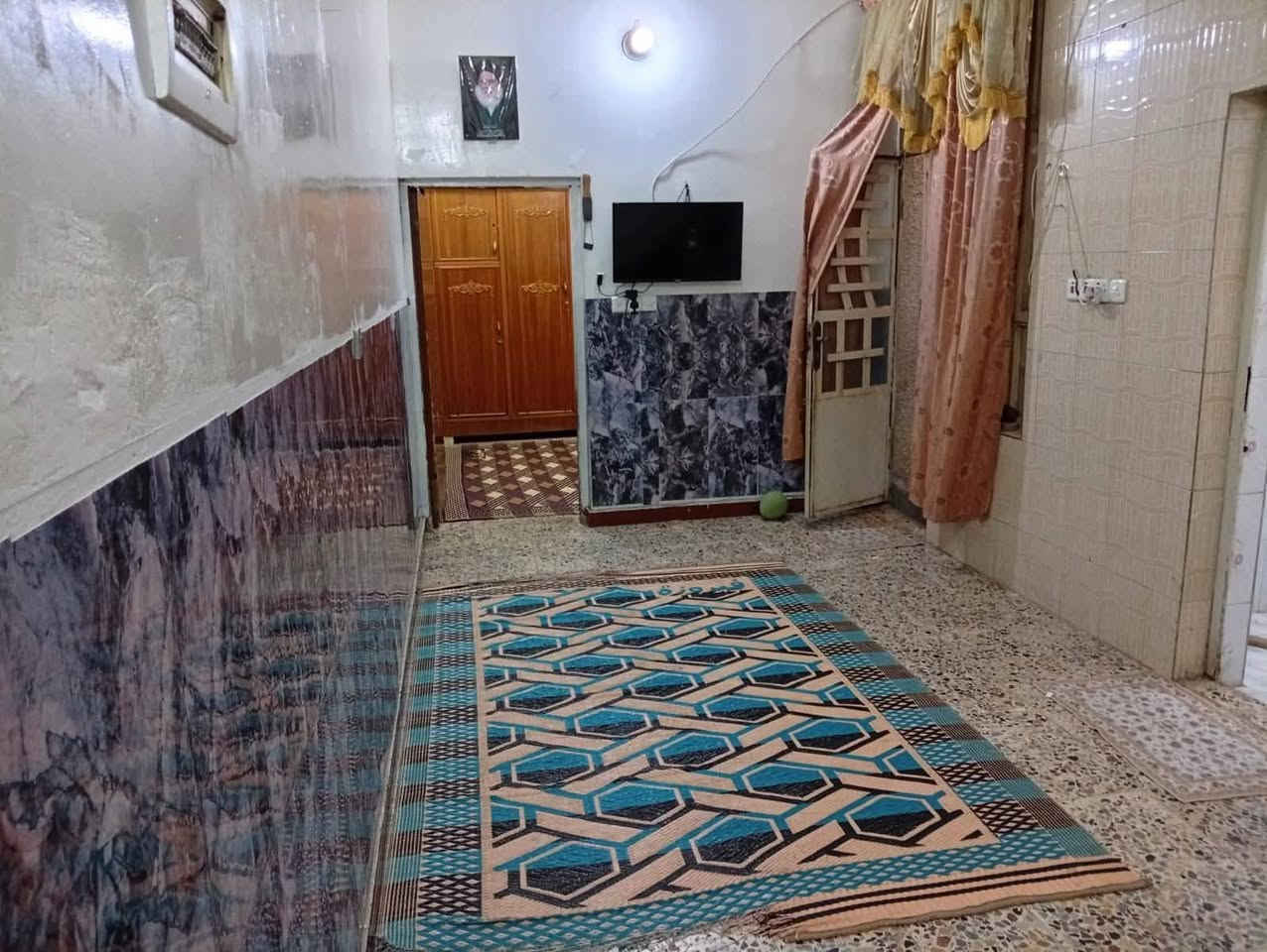 السلام عليكم بسبب الوعود الكاذبة دار للبيع مساحة 100 متر طابو صرف ملك بيت كامل ونضيف مكان بغداد الرصافه حي البتول شارع مدرسة الخيرات خدمات كامله السعر 90 وبي مجال للاستفسار مراسلة الصفحة او الاتصال ***********
