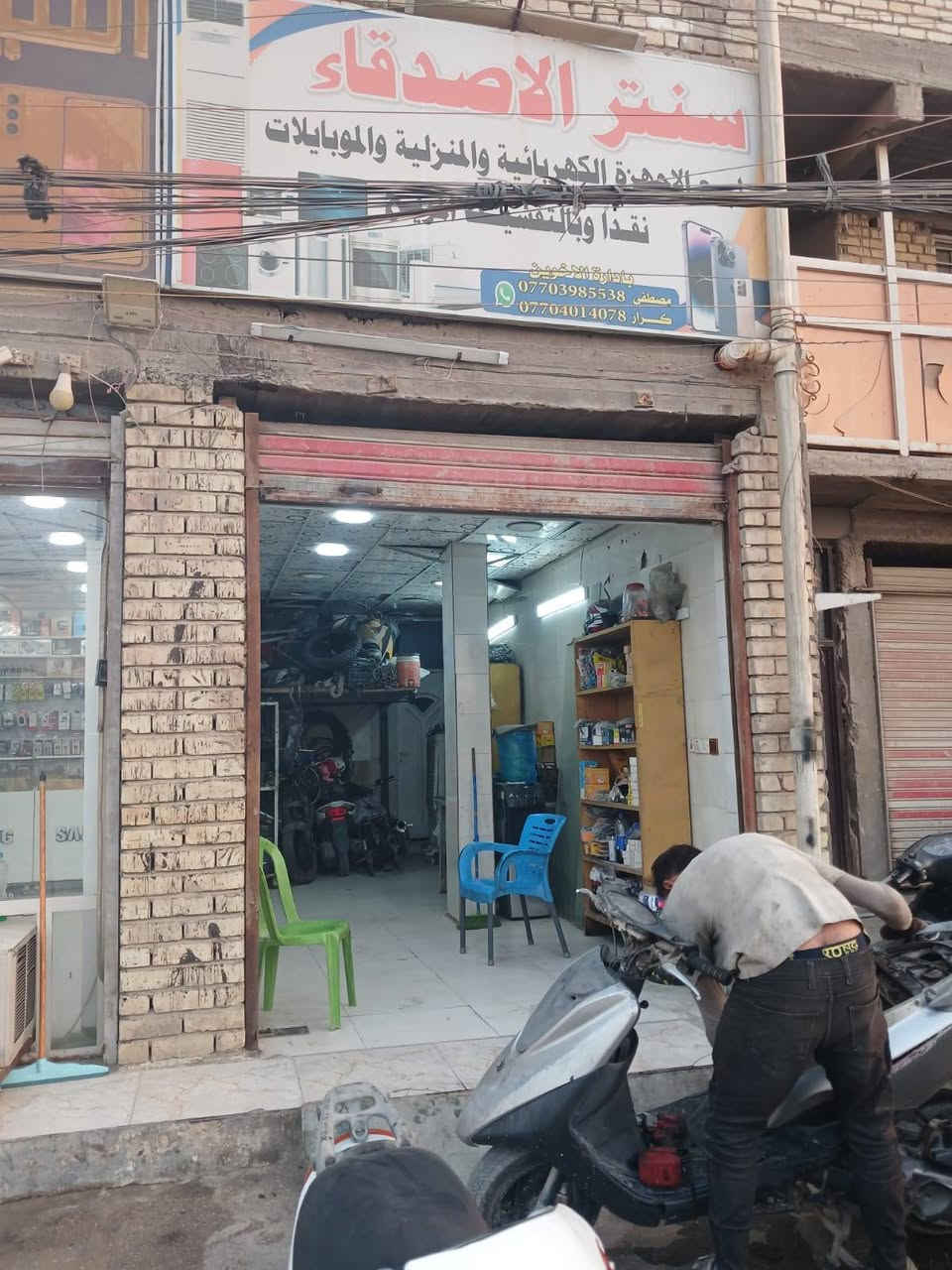 اللهم صل على محمد وآل محمد. 
فرصة استثماربة. بناية طابقين للبيع في البلديات نهاية شارع المصرف. 
مساحتها 250م الواجهه 14 ويحتوي اربع محلات وشقة ارضيه في الطابق الارضي وشقتين في كل طابق. 
للاستفسار ***********
