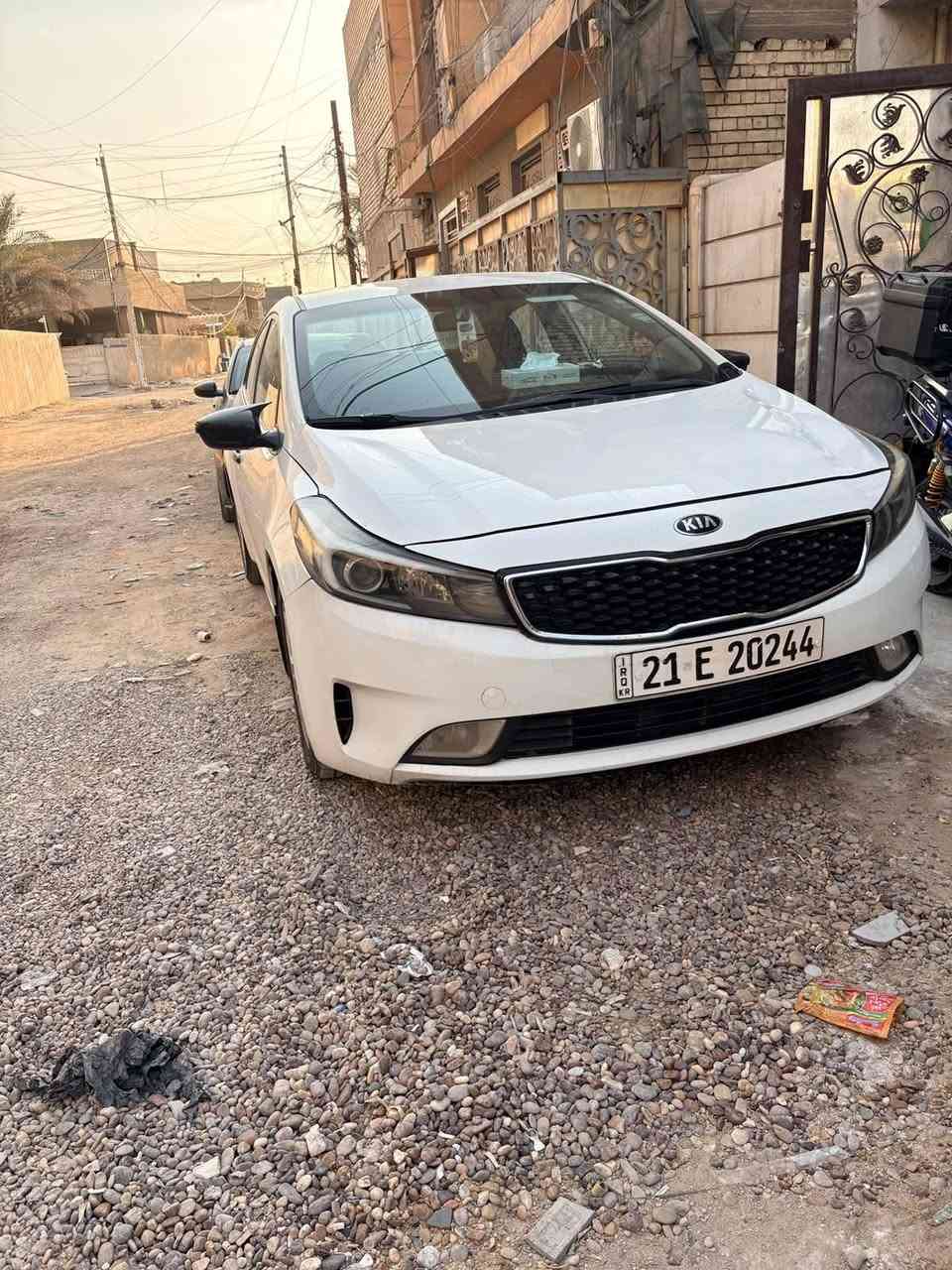 السلام معليكم سيراتو موديل 2018 بيه باب مبدل وربع البنيد صبغ فقط كير مكينة خير من الله تبريدهة ثلج تحكم ستيرن جهتين شاشة كامرة 3 انضمة قيادة مري شفط  سيارة حلوة وناعمة رايده ب 117 وبيه مجال او مراوس اب احدث مكاني بغداد الدورة ***********
